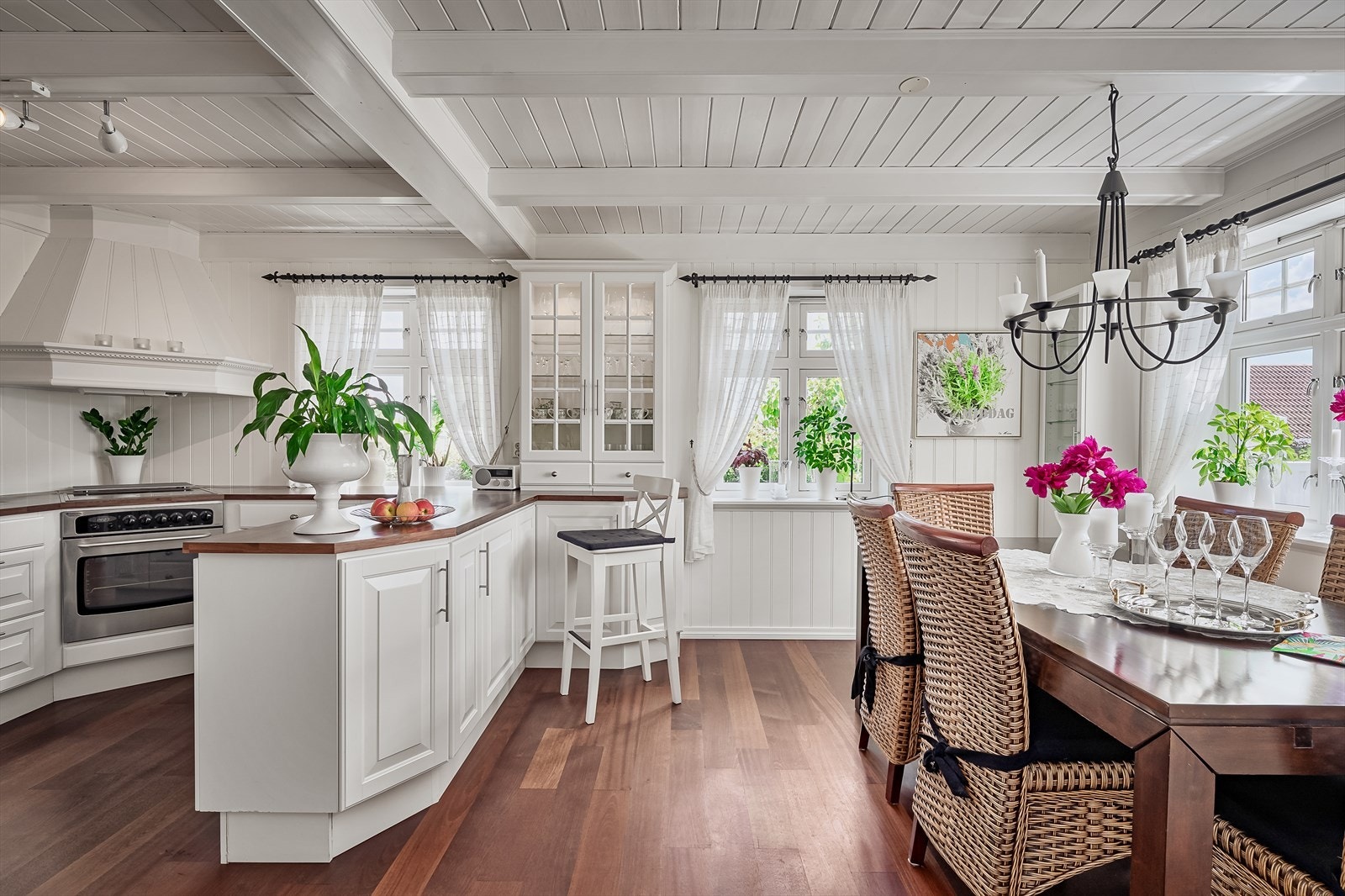 Kjøkken med egen spiseplass. Galleribilde