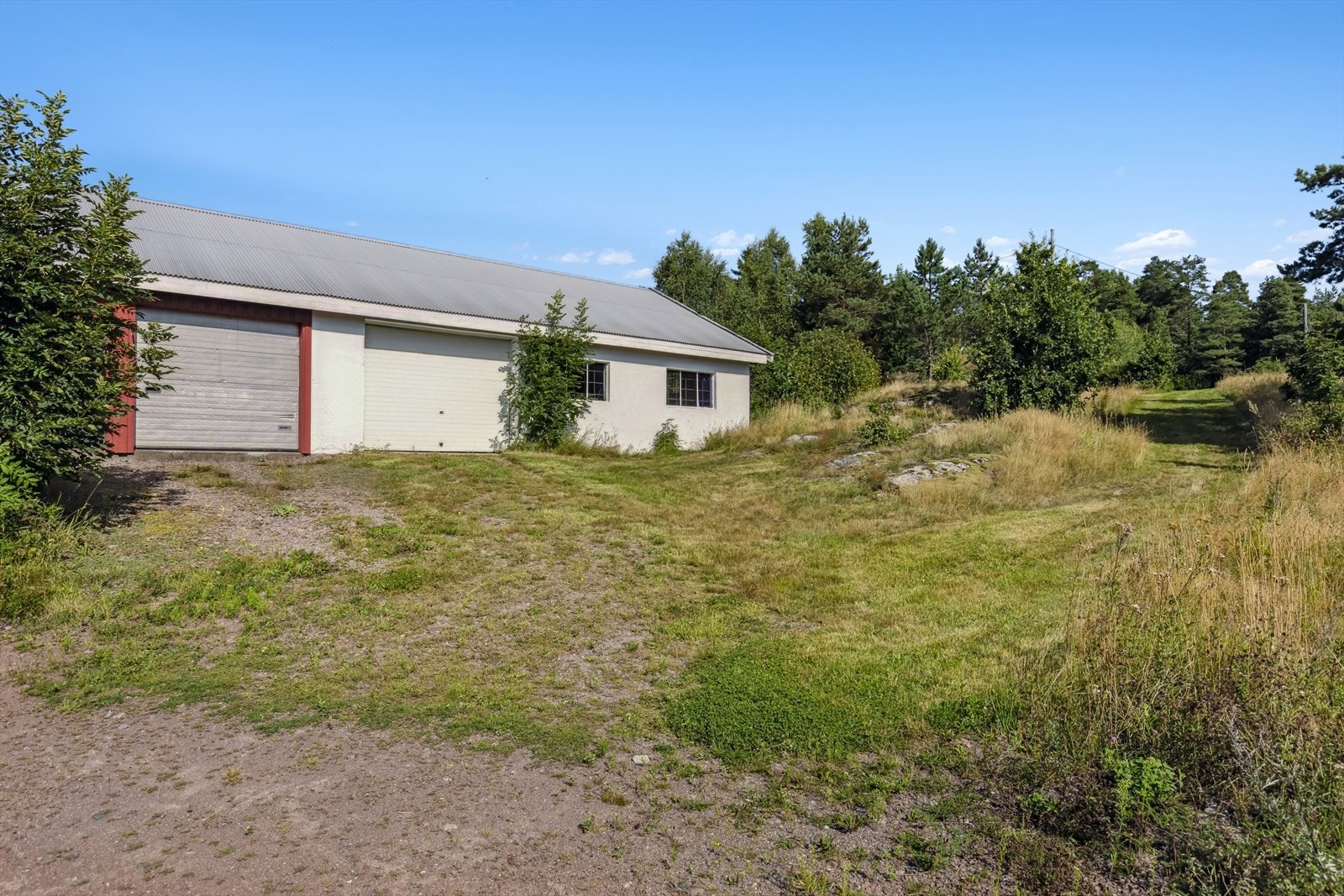 Frittliggende uthus med egen utkjørsel og mange muligheter. Galleribilde