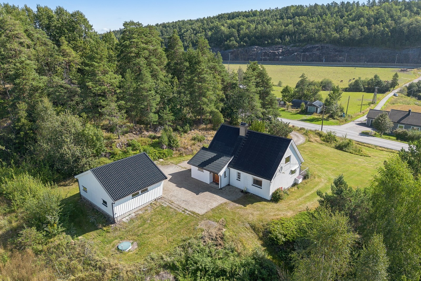 Dette er en innholdsrik eiendom med enebolig, dobbeltgarasje og uthus, beliggende i naturskjønne og landlige omgivelser. Galleribilde