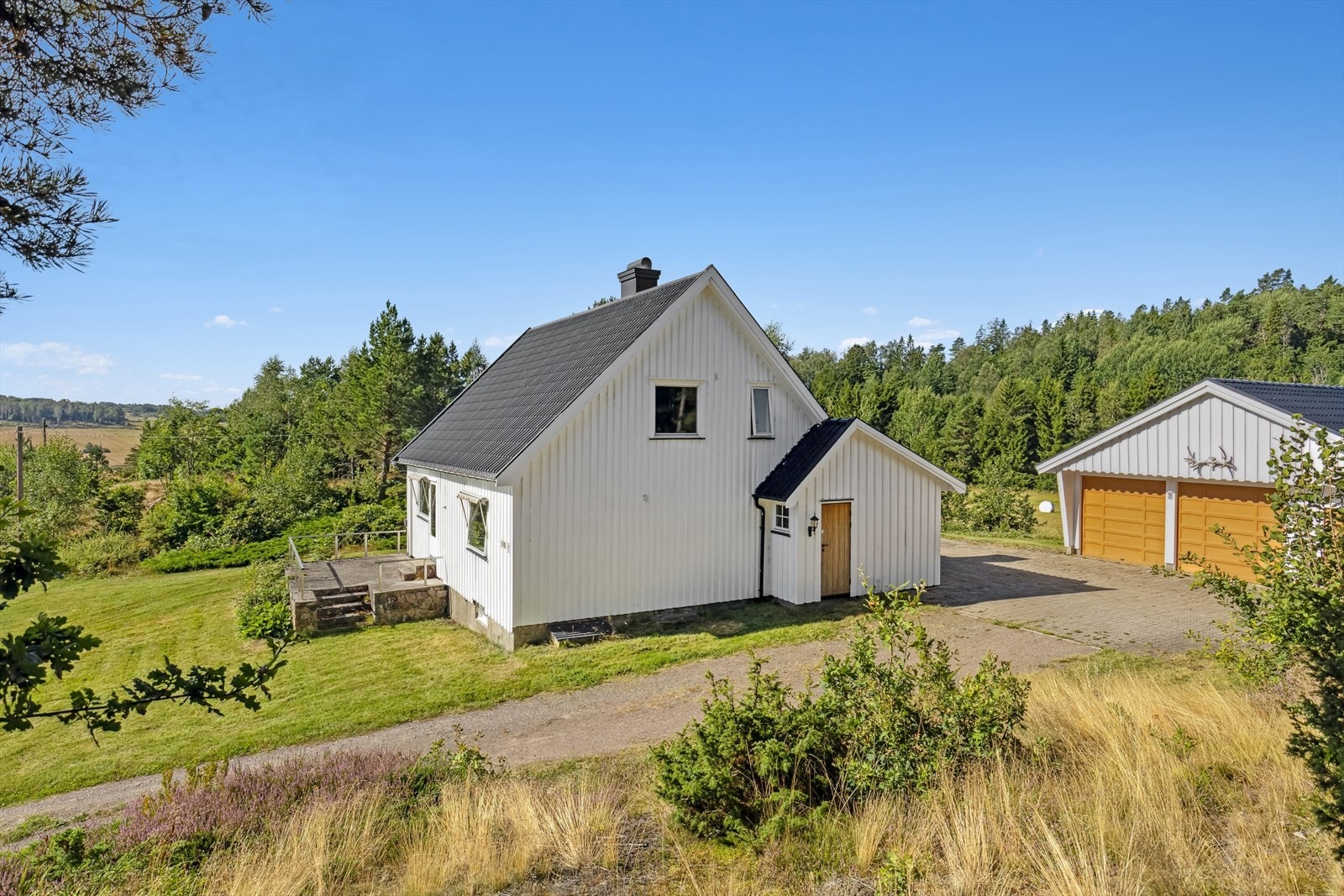 Eiendommen består av et eldre våningshus med opprinnelse fra 1700-tallet, og omfattende om- og påbygging utført på 1970- og 80-tallet. Galleribilde