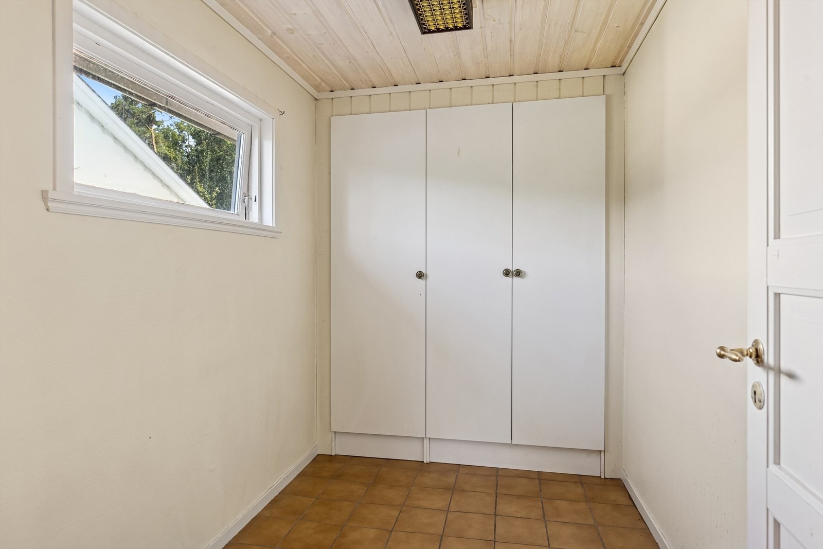 Bod/garderobe med plass for ekstra oppbevaring. Galleribilde