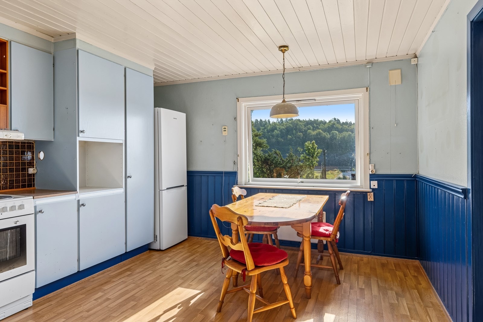 Det er plass til komfyr og kjøleskap, og kjøkkenet har ventilator med avtrekk ut. Galleribilde