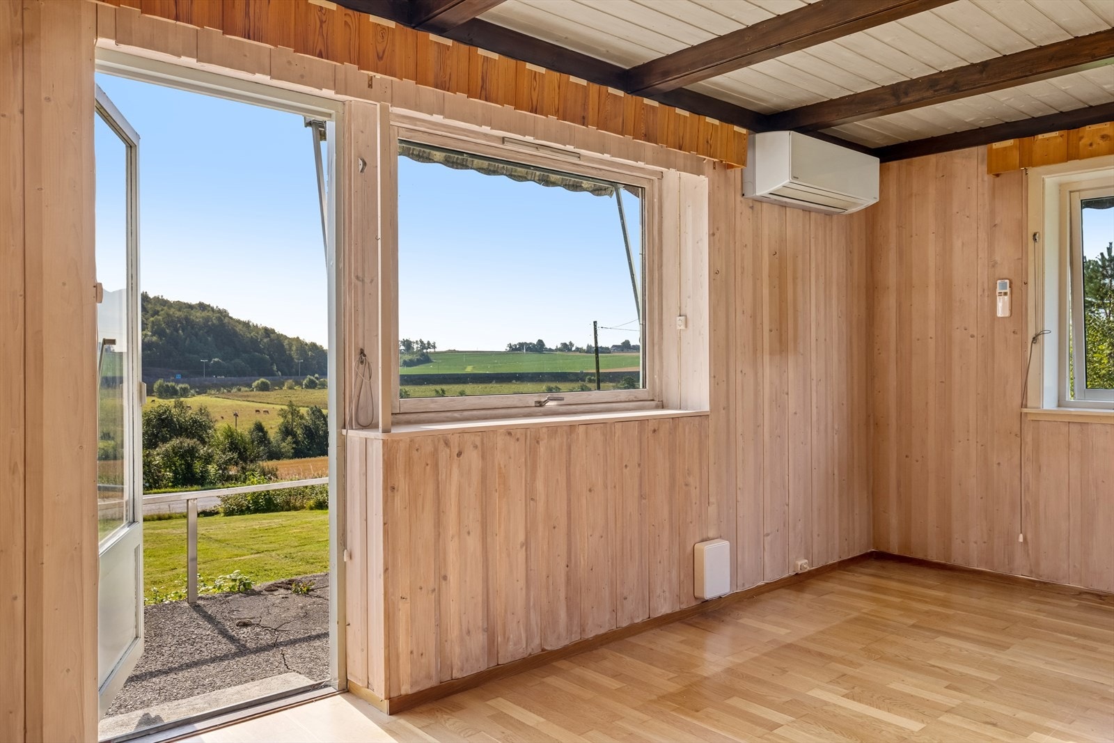 Fra stuen er det utgang til terrasse, som fører deg videre til hagen. Galleribilde