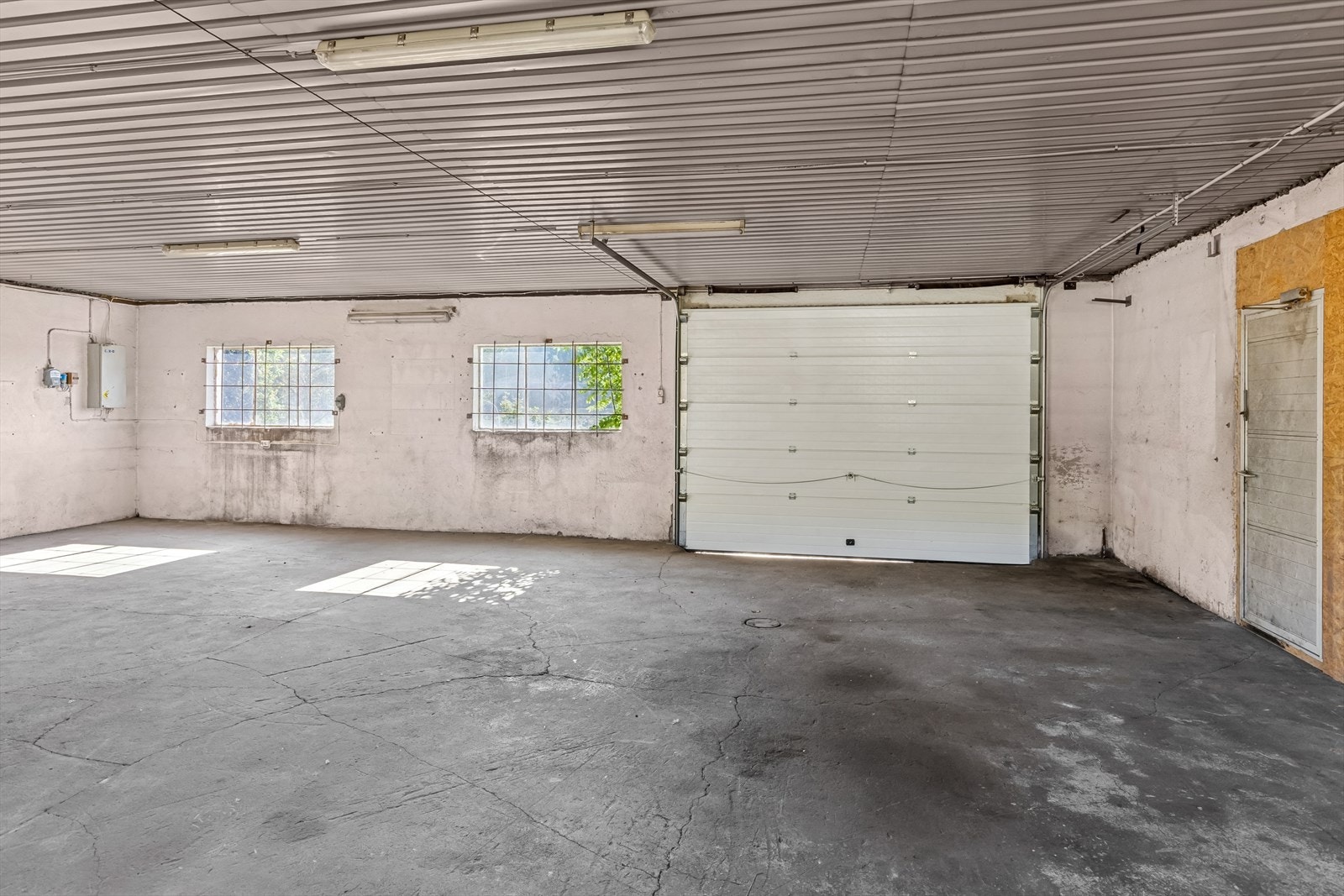 Romslig innvendig del med betonggulv og god takhøyde - egnet for verksted, lager eller hobbybruk. Galleribilde