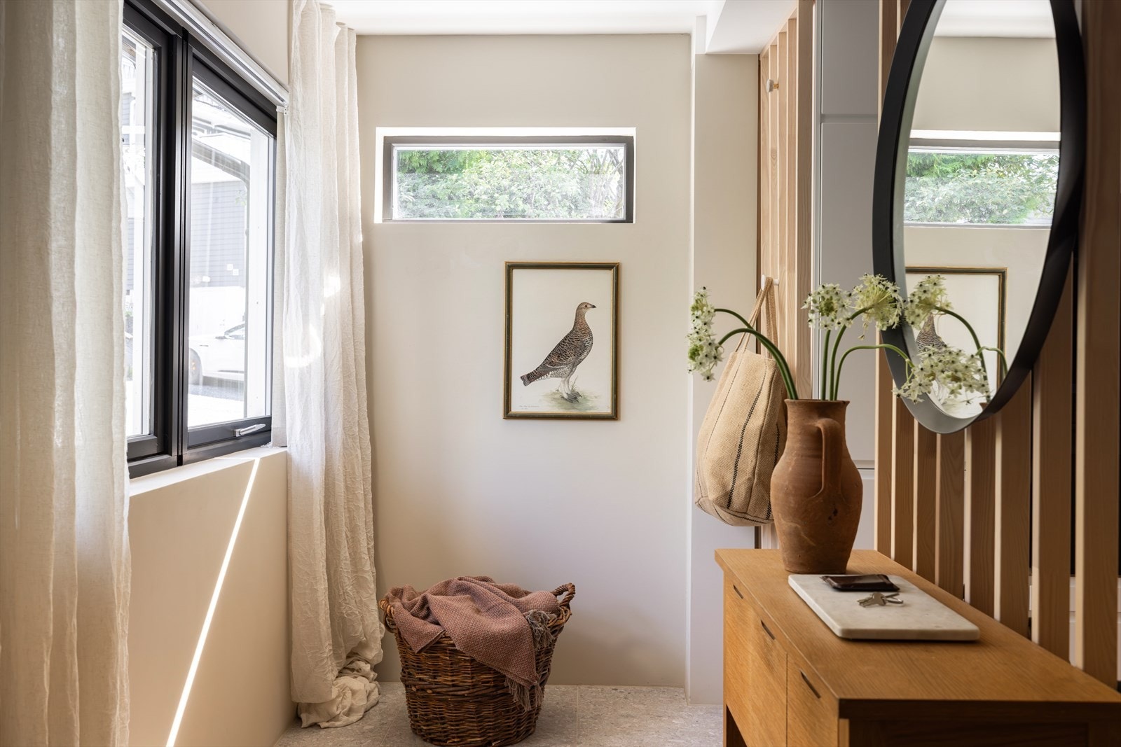 Gangen har store vindusflater og rikelig plass til garderobe, barnevogner og annen oppbevaring. Galleribilde