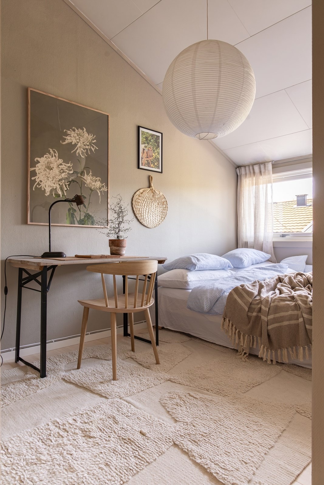 Soverom nummer to er lyst og fleksibelt - perfekt som gjesterom, barnerom eller hjemmekontor. Her er det enkelt å sette sitt personlige preg. Galleribilde