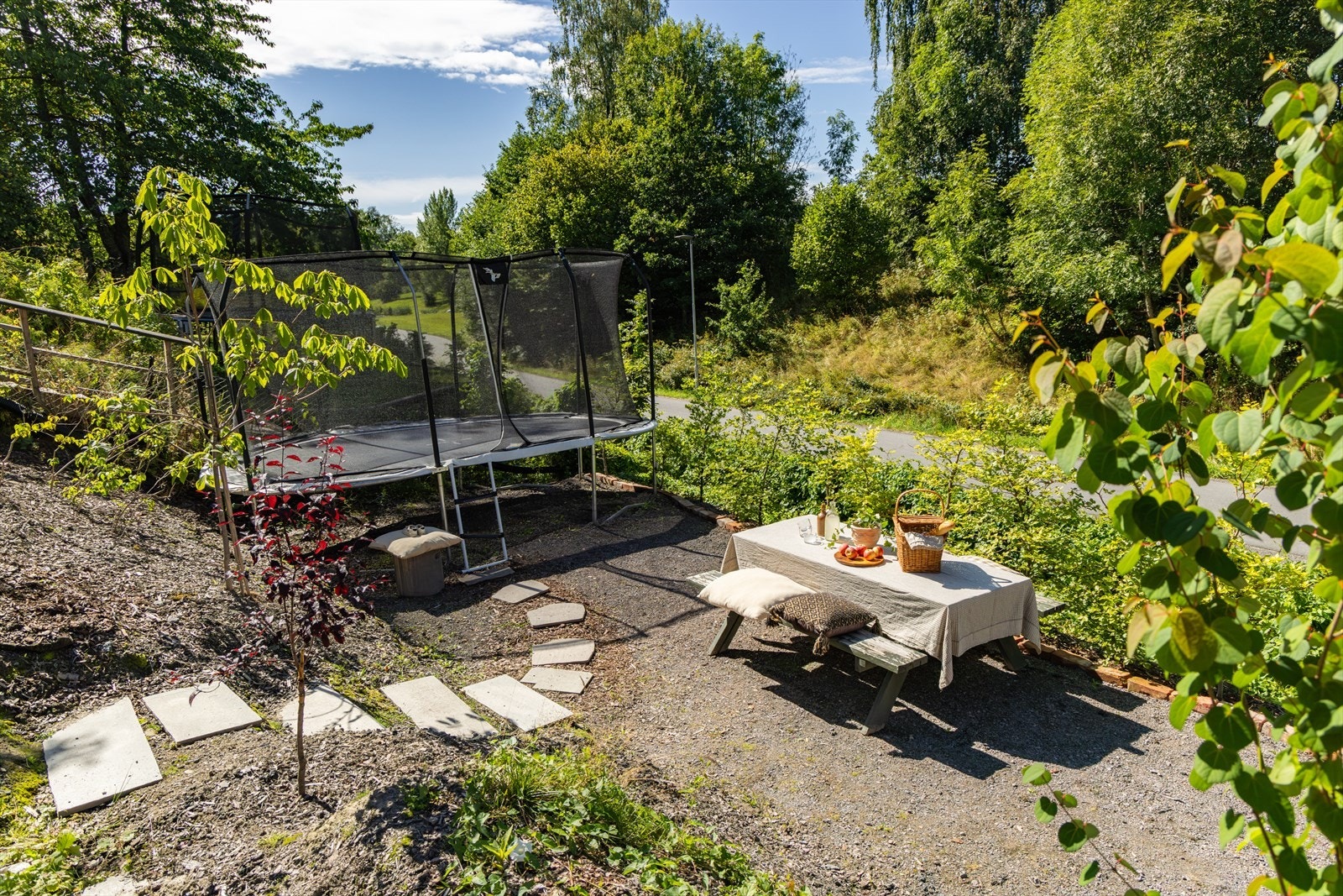Nedre del av hagen samles rekken for trampoline, lek og piknik med direkte utgang til sykkelsti og akebakke i dumpa. Galleribilde