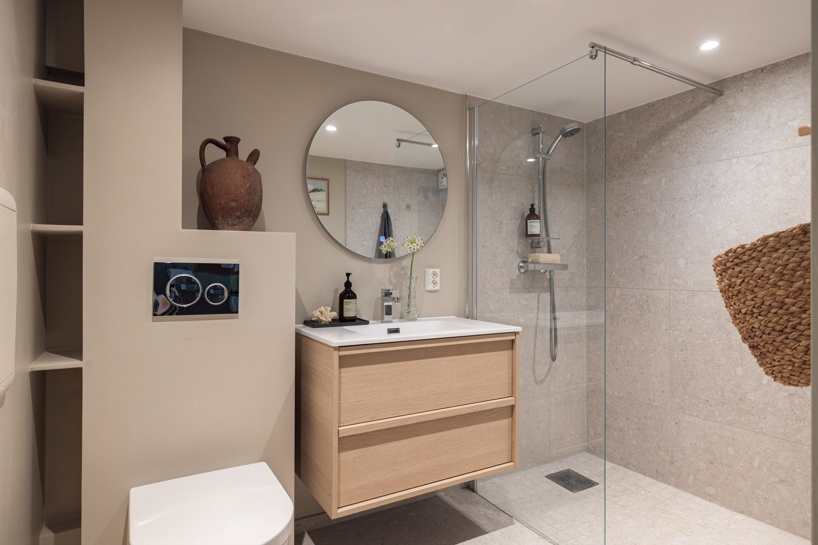 Badet i underetasjen ble bygget i 2023 i forbindelse med utbygging av kjeller. Her får du spafølelsen hjemme! Galleribilde