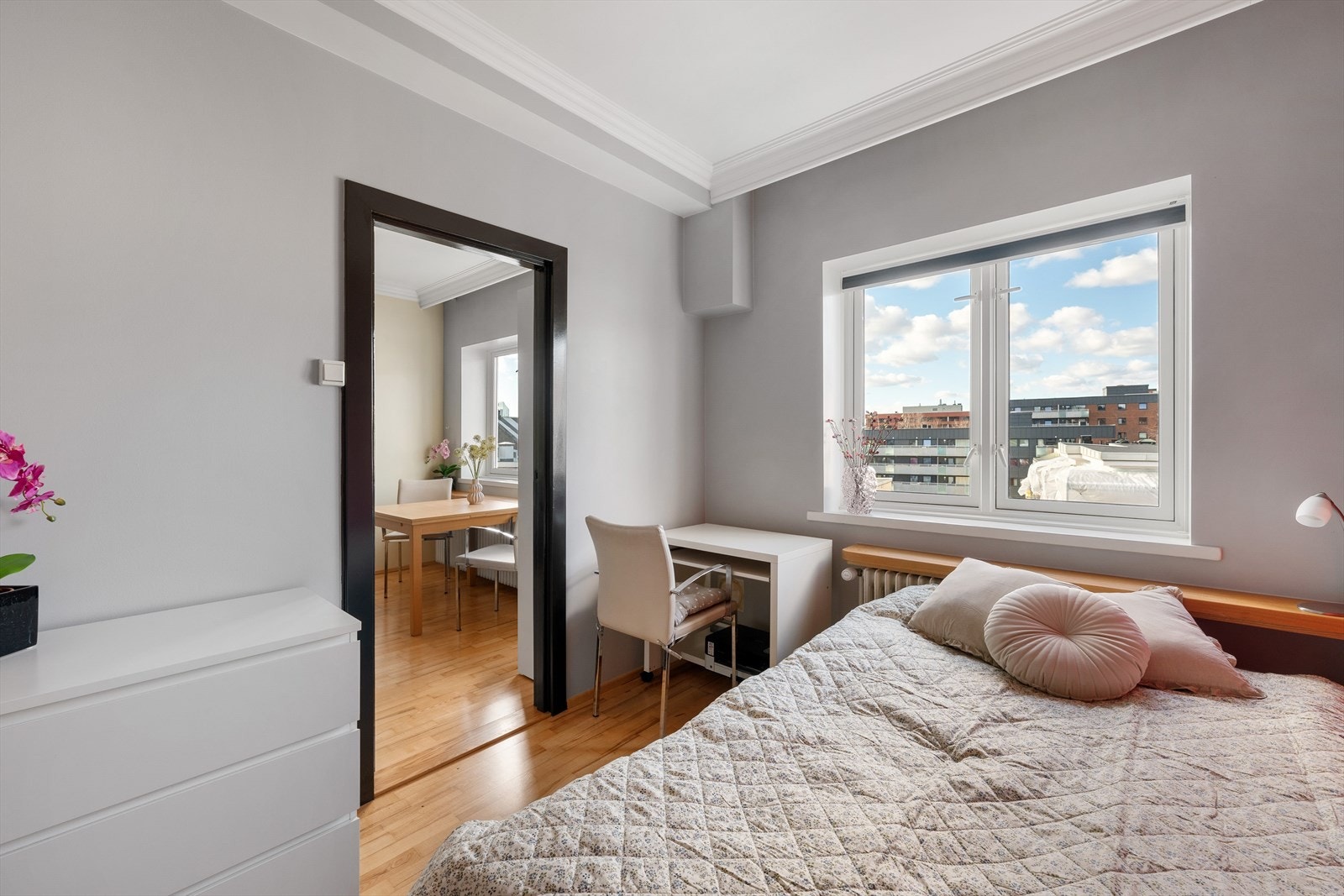 Lyst og romslig soverom med store vindusflater som gir rikelig med naturlig lys og en luftig romfølelse. Galleribilde