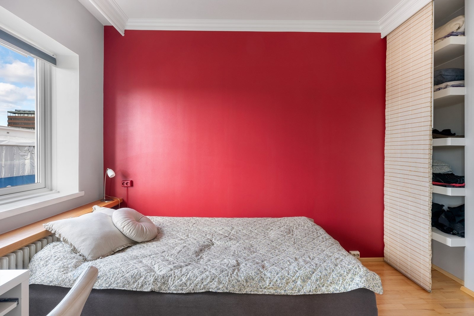 Rommet er av god størrelse og gir fleksible møbleringsmuligheter med plass til dobbeltseng, nattbord, kommode, pult og annet ønsket inventar. Galleribilde