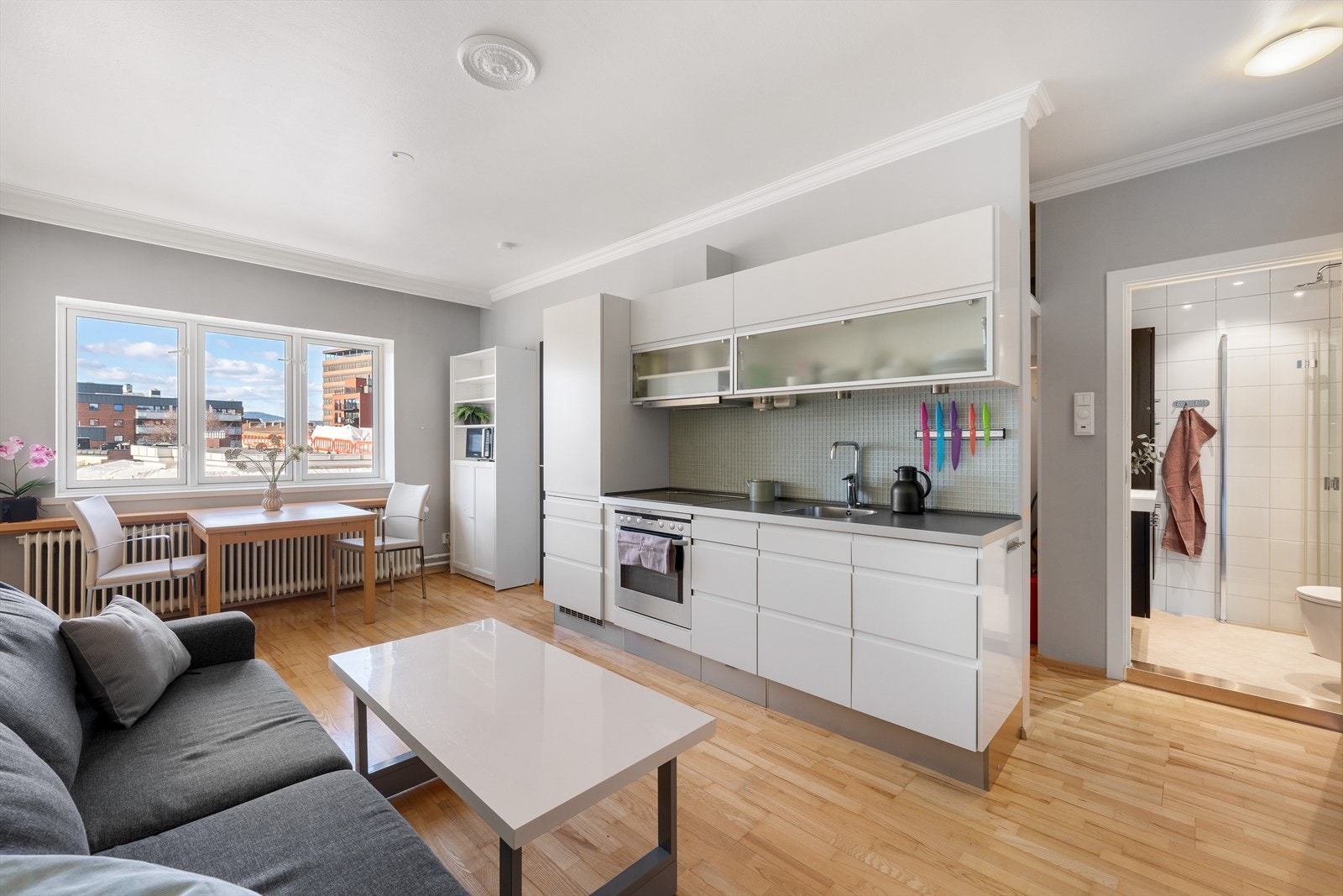 Lys og praktisk stue med åpen løsning mot kjøkkenet, som gir en god romfølelse. Det er store vindusflater som slipper inn rikelig med naturlig lys. Galleribilde