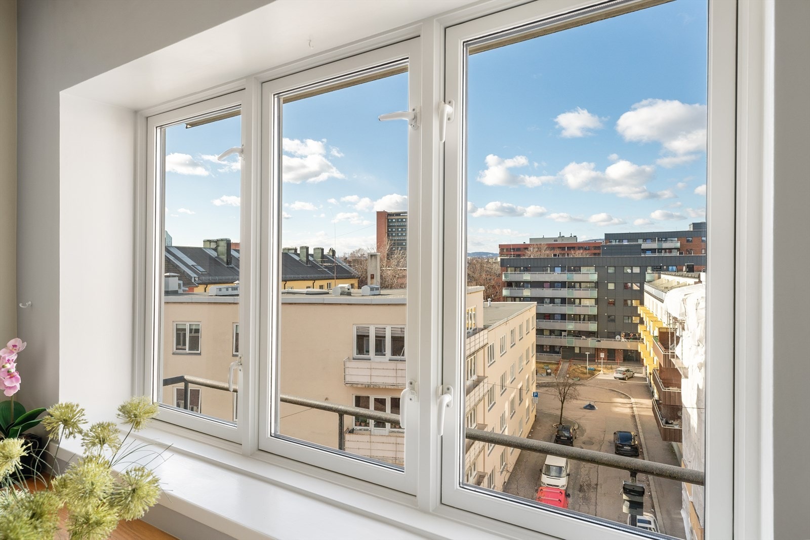 Utenfor leiligheten finnes en praktisk brannbalkong med nordvestvendt beliggenhet. Praktisk dype vinduskarmer. Galleribilde