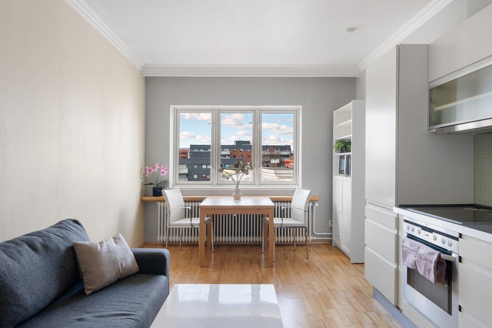 Leiligheten ligger i byggets 6 etasje og inneholder: Stue/ kjøkken, soverom, bad og entrè. I tillegg disponerer leiligheten bruksrett til en ekstern bod på ca 7 kvm. Galleribilde