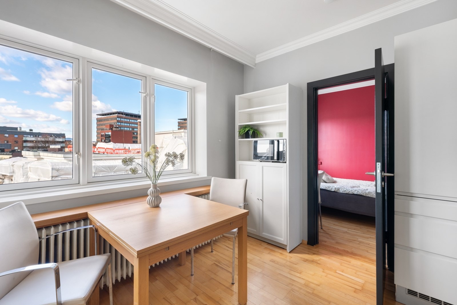 I tilknytning til kjøkken og stue er det en naturlig plass for spisebord, noe som gjør rommet velegnet både for hverdagsbruk og sosiale sammenkomster. Galleribilde