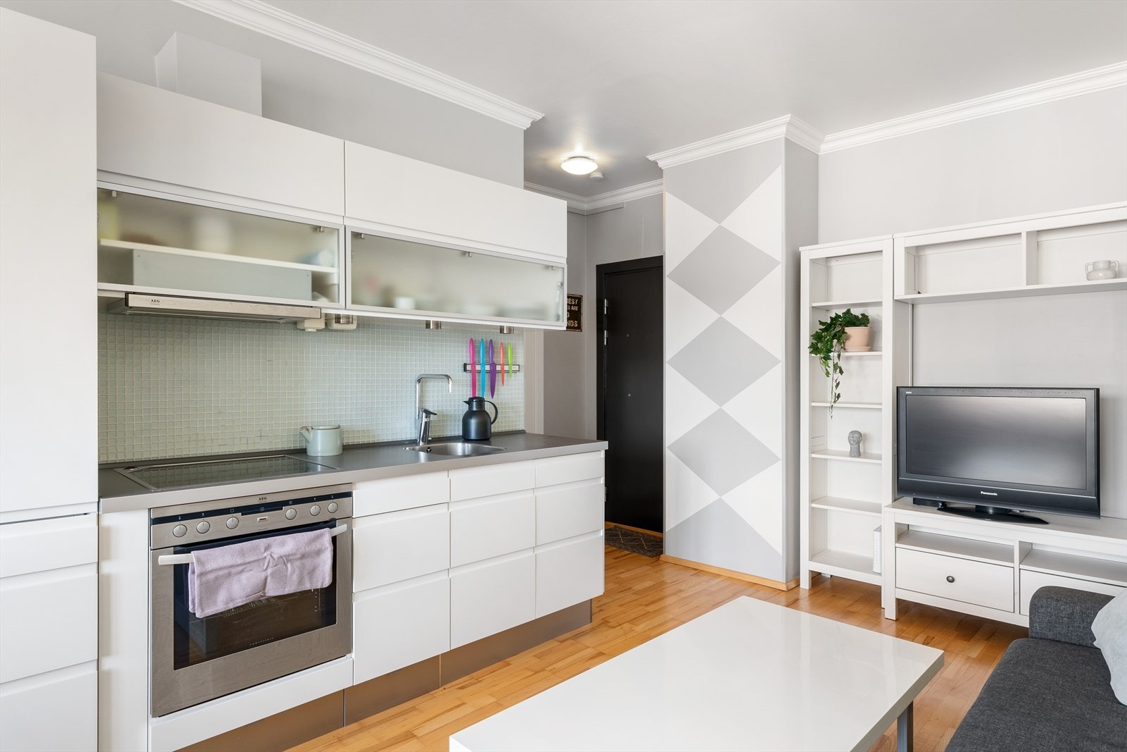 Arealet på kjøkkenet er godt utnyttet med god plass til både matlaging og oppbevaring i skap, skuffer og på benk. Galleribilde