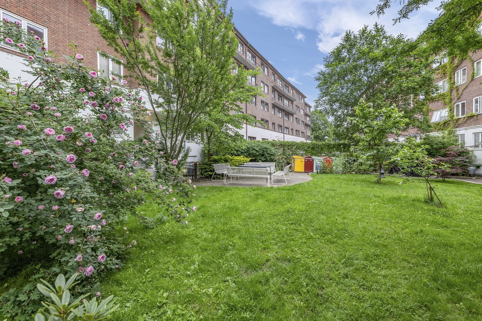 Leiligheten har tilgang til en særdeles flott og bilfri felles bakgård i sameiet. Galleribilde