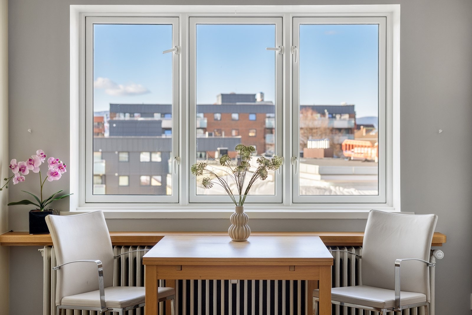 Beliggende i byggets øverste etasje. Galleribilde