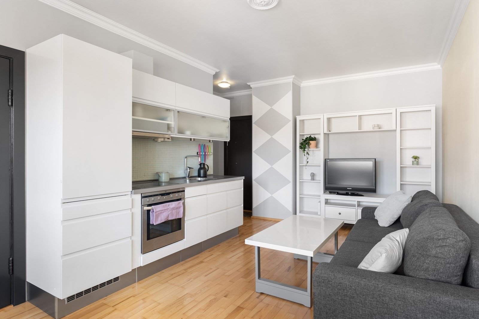 Leiligheten fremstår som velholdt og gjennomført med moderne løsninger og materialvalg. Galleribilde