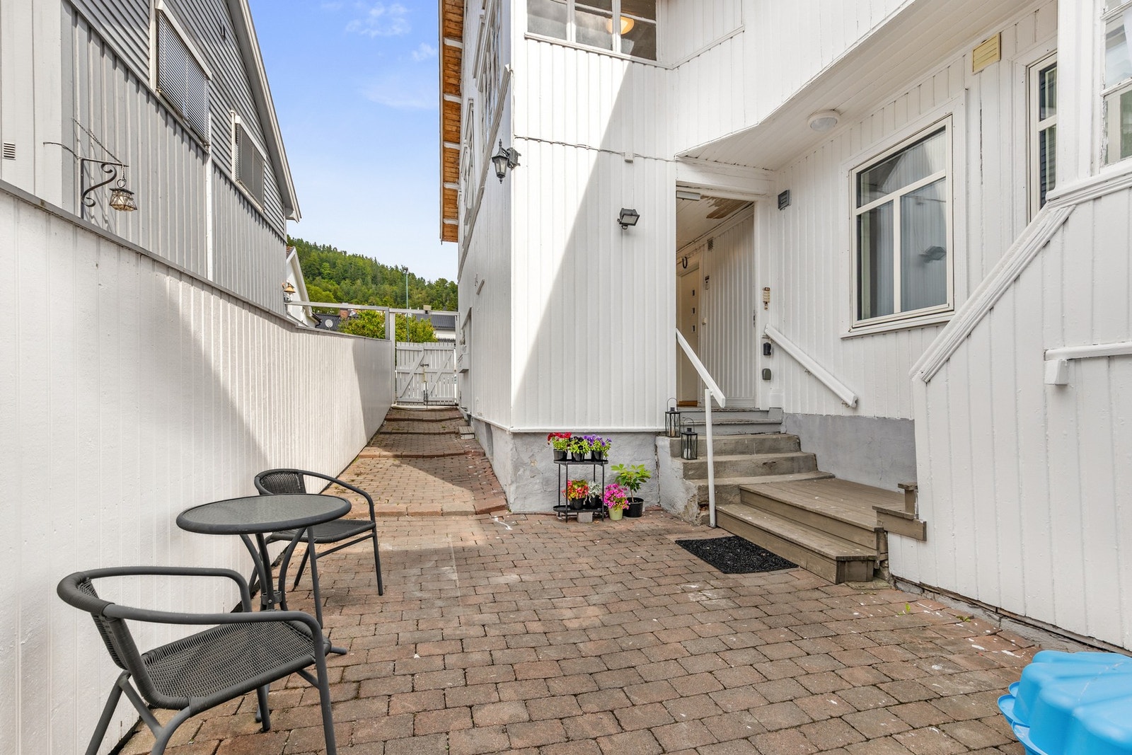 Usjenert inngangsparti på baksiden av bygget Galleribilde