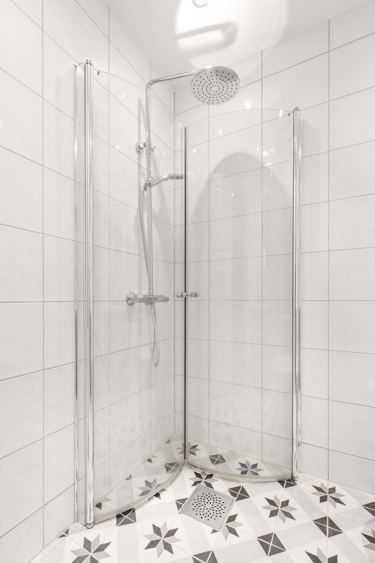 Det er også opplegg for vaskemaskin og ventilasjon via elektrisk vifte samt til luft under døren Galleribilde