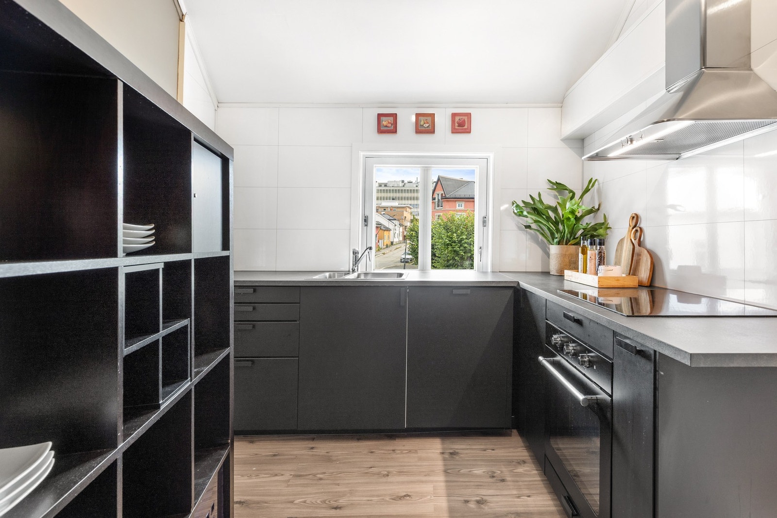 Innredningen har integrerte hvitevarer herunder oppvaskmaskin, induksjonstopp og stekeovn Galleribilde