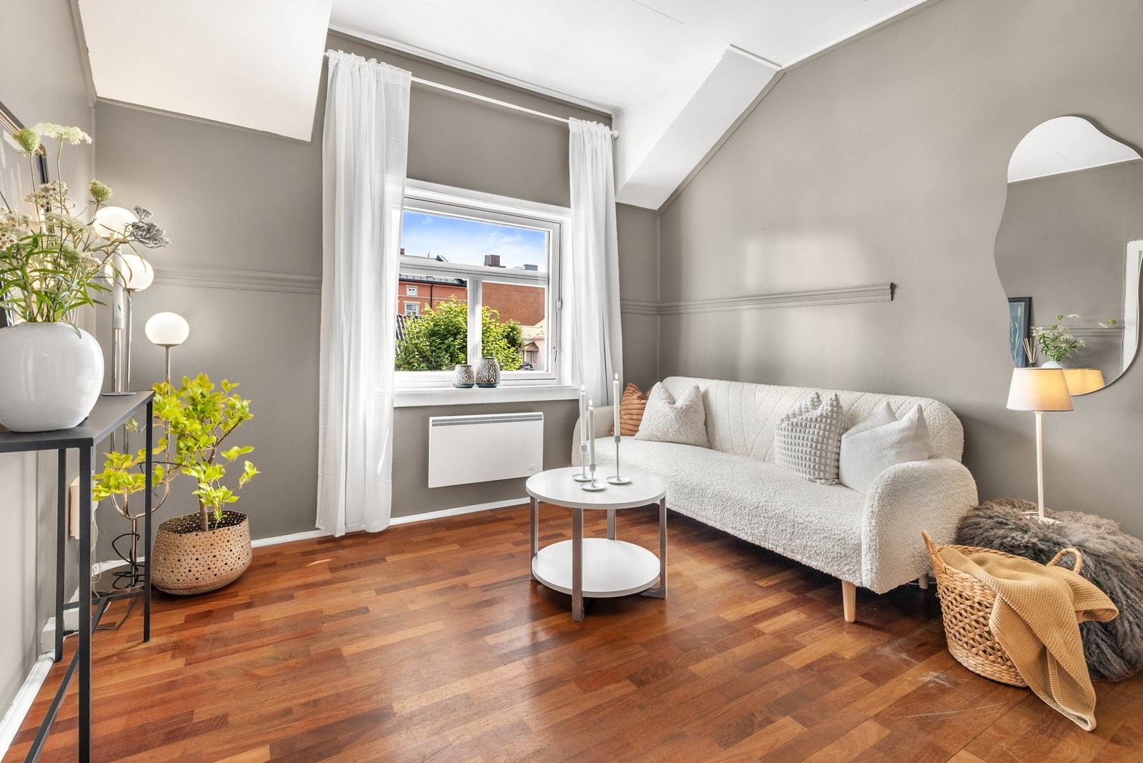 Lys stue med god takhøyde og 3-stavs parkett på gulv Galleribilde