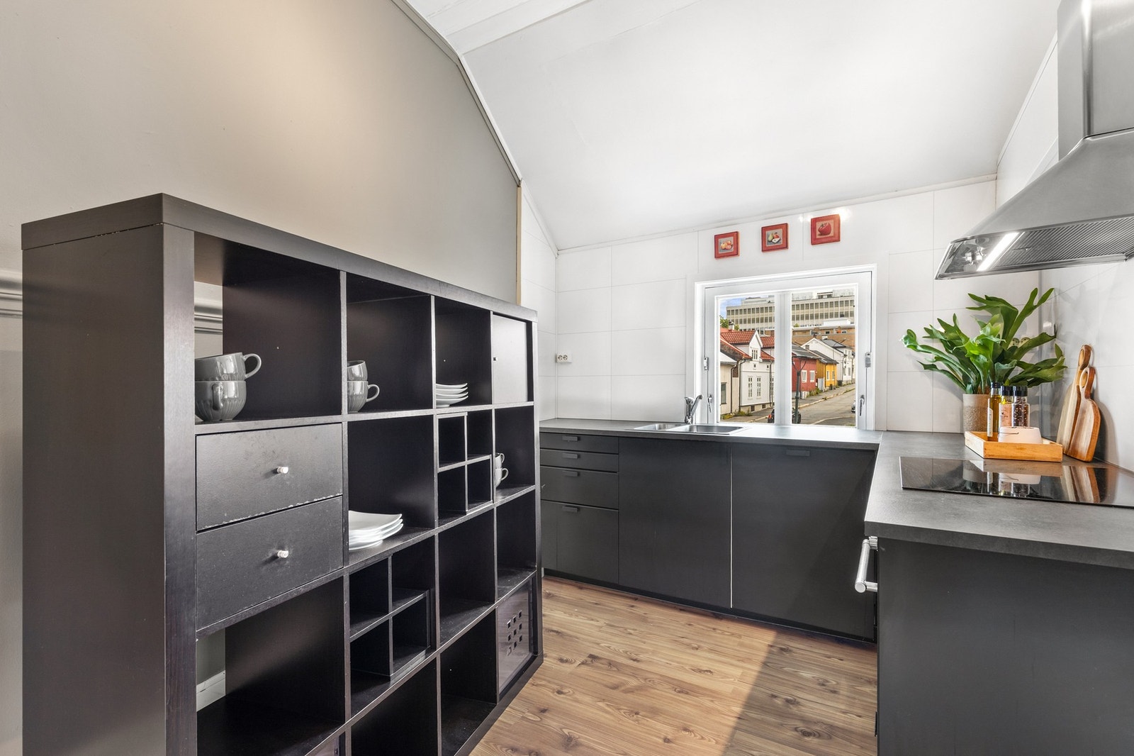 Kjøkkeninnredning fra IKEA med glatte fronter og laminat benkeplate Galleribilde