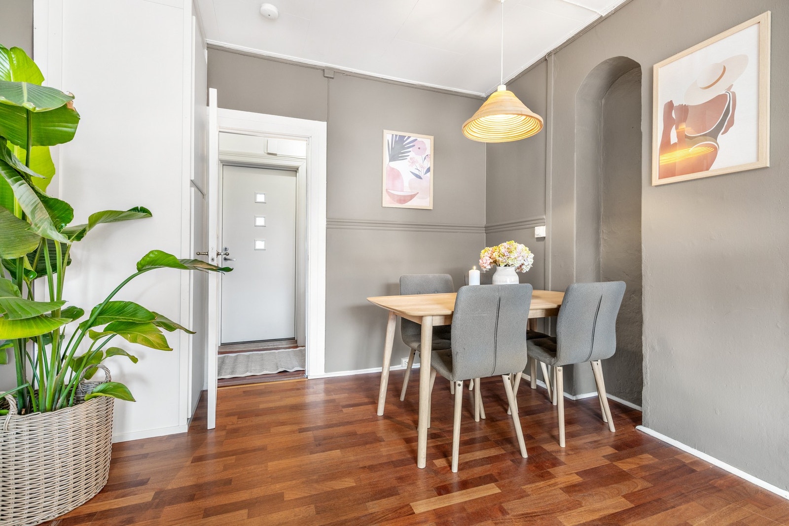 I det ene hjørnet av stuen er det et plassbygd skap for oppbevaring Galleribilde