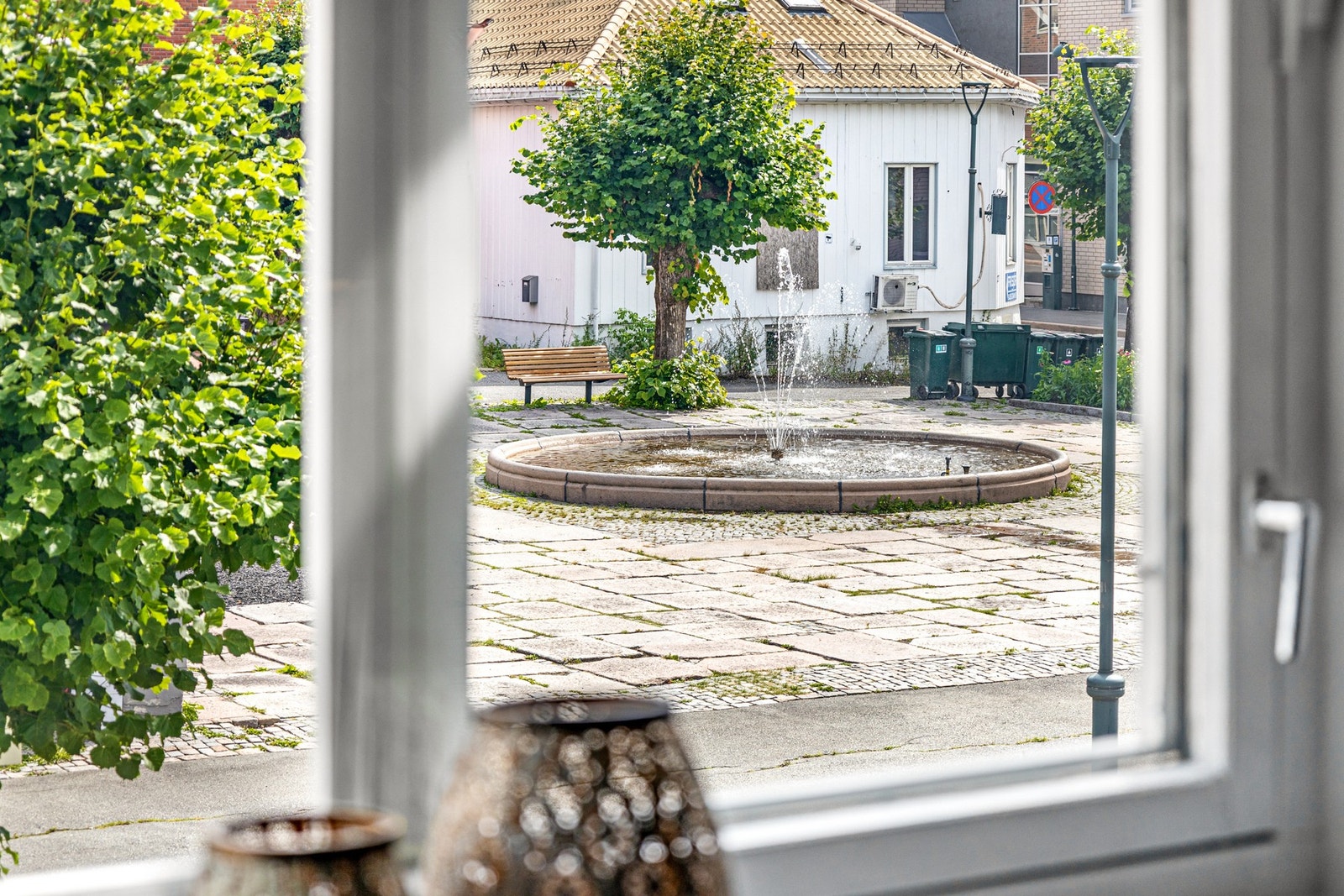 Fra stuen er det hyggelig utsikt over Høytorget Galleribilde