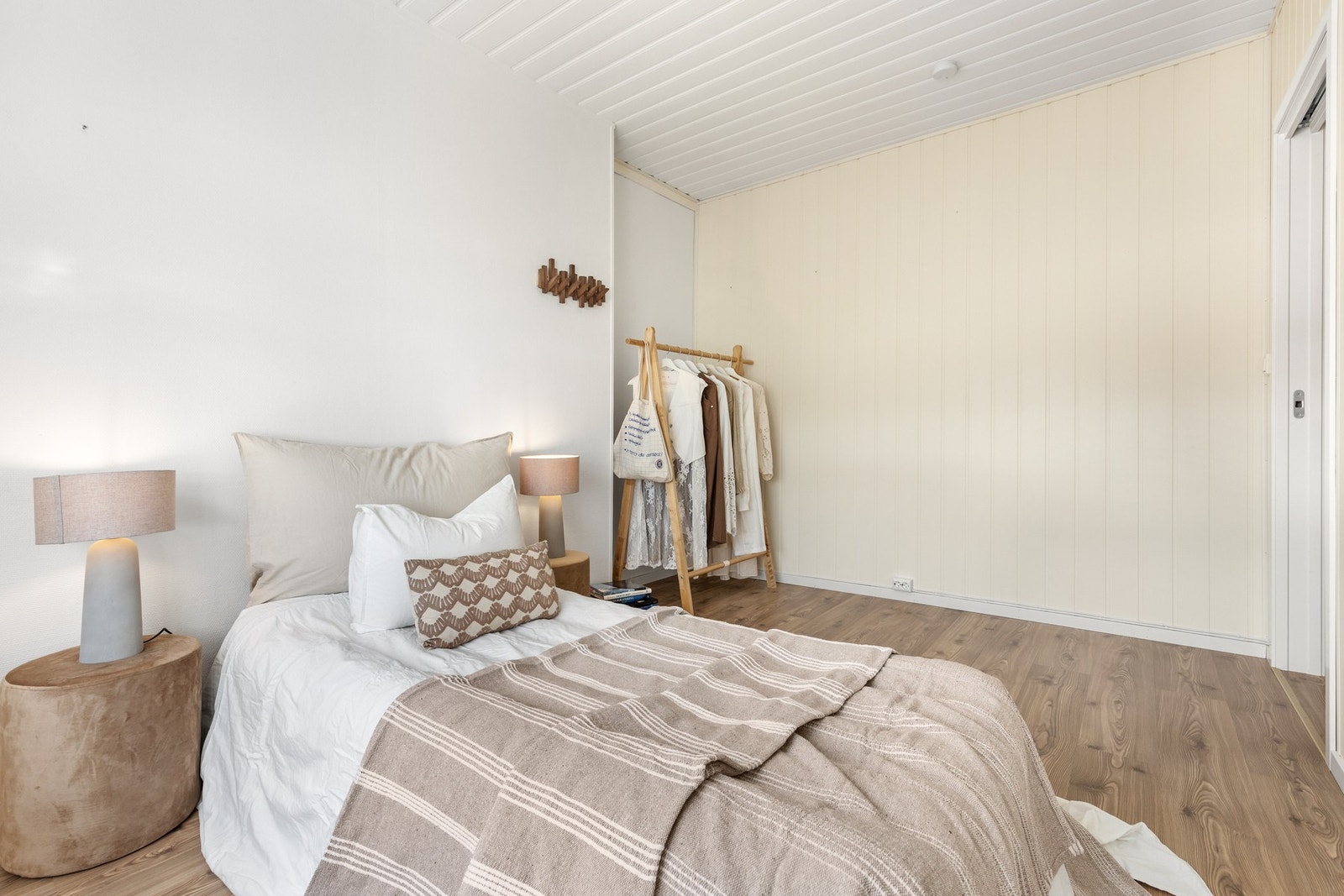 Rommet har plass til dobbeltseng, nattbord og garderobeskap Galleribilde