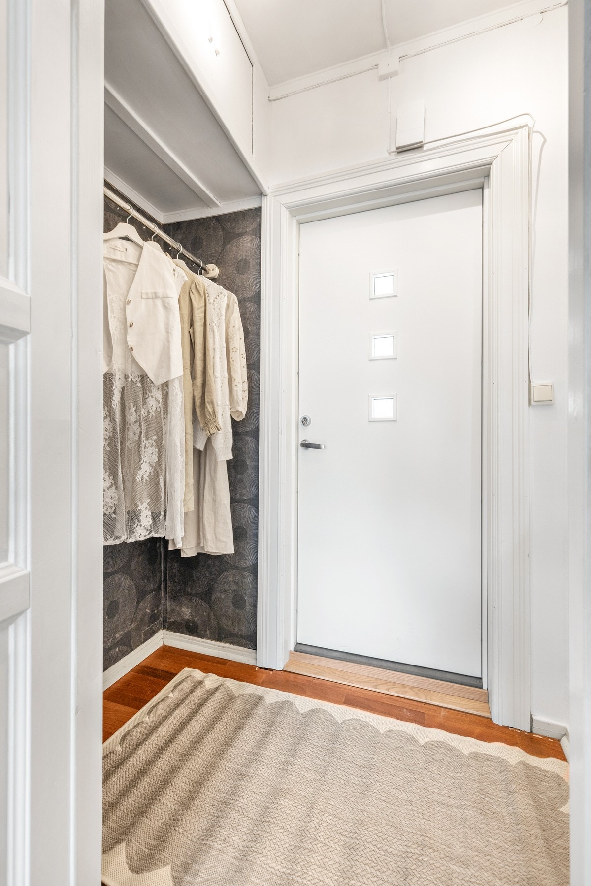 Entré med garderobestang og hyller Galleribilde