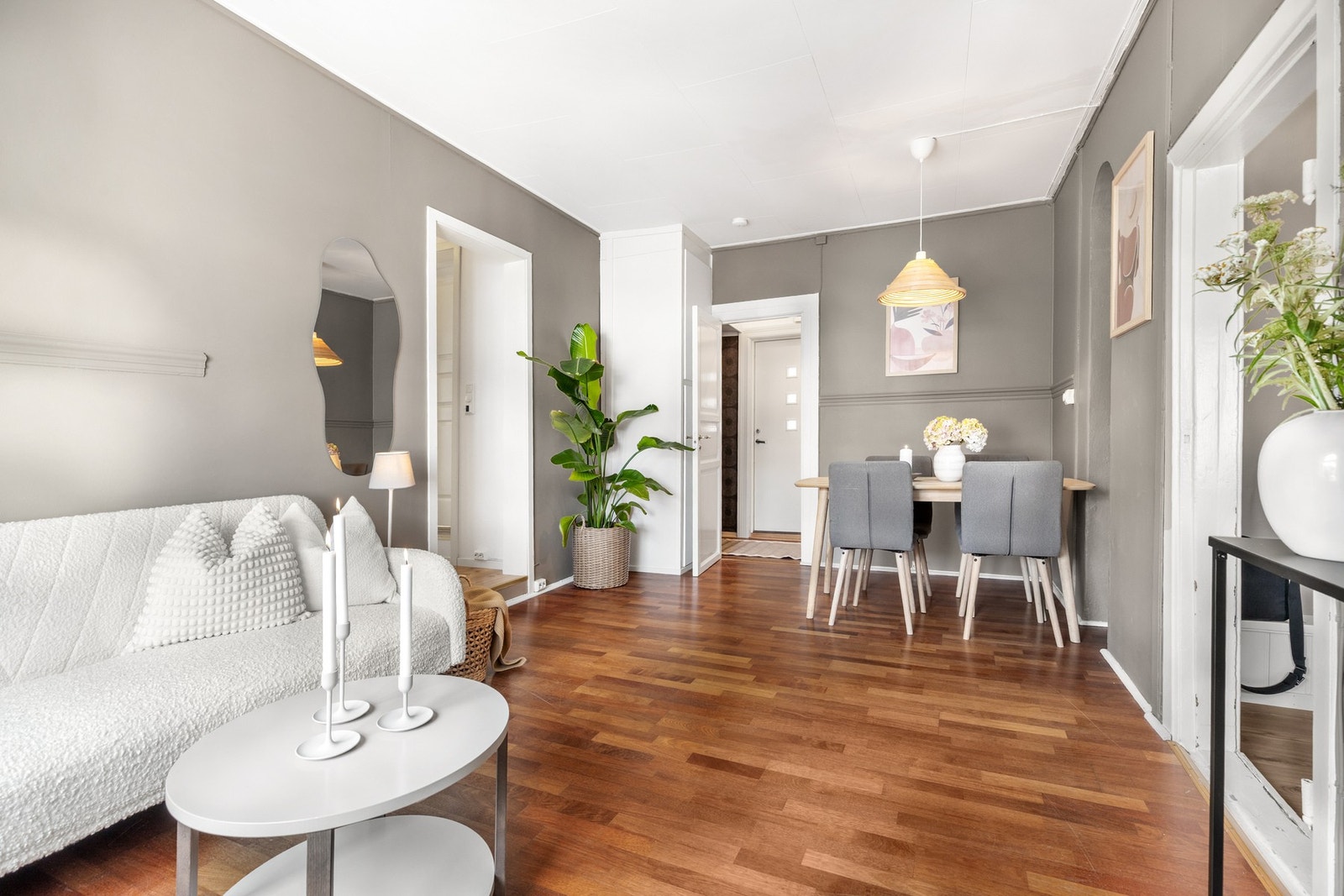 Rommet har fin plass til sofa, spisebord og tv-møblement Galleribilde