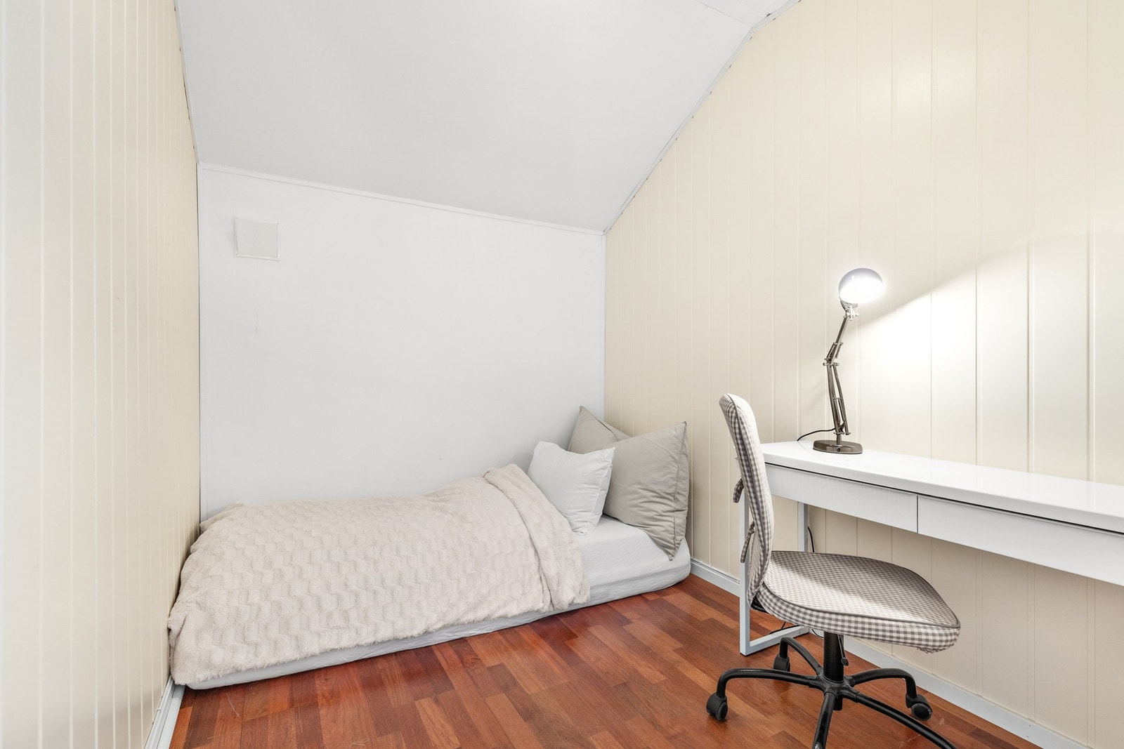 Ønsker du mer plass? Soverommet kan utvides ved å åpne opp mot det tilstøtende disponible rommet - akkurat slik det opprinnelig var Galleribilde