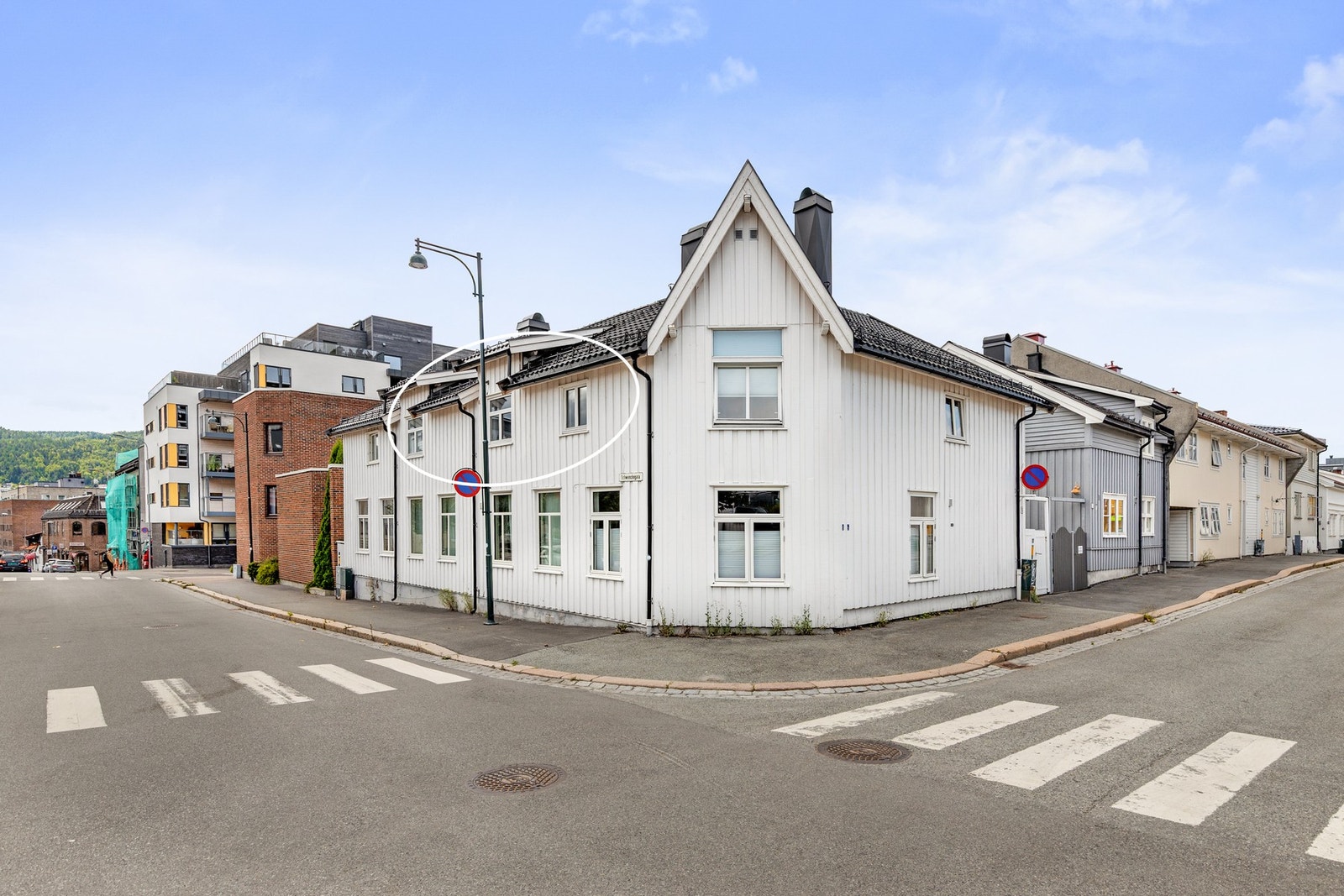 Denne boligen har en flott beliggenhet på Høytorget på Bragernes, med umiddelbar nærhet til et rikt utvalg av service- og underholdningstilbud i sentrum Galleribilde