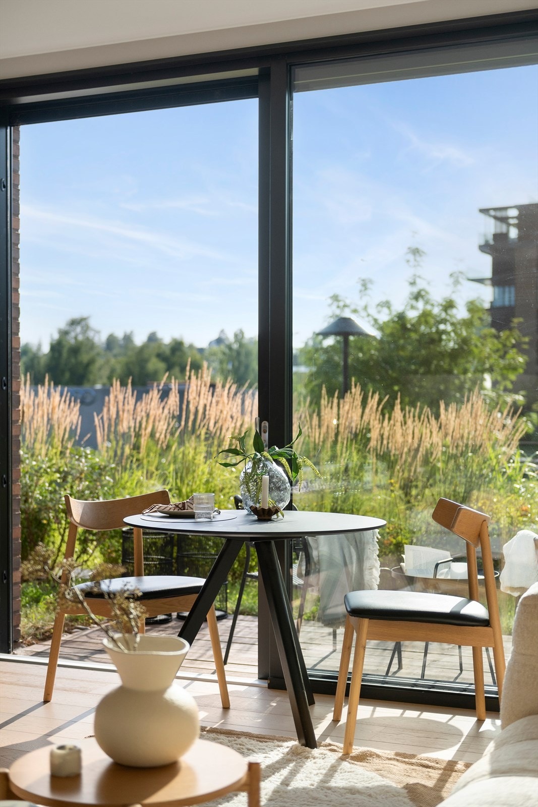 Solrik uteplass rett utenfor - perfekt for rolige ettermiddager Galleribilde