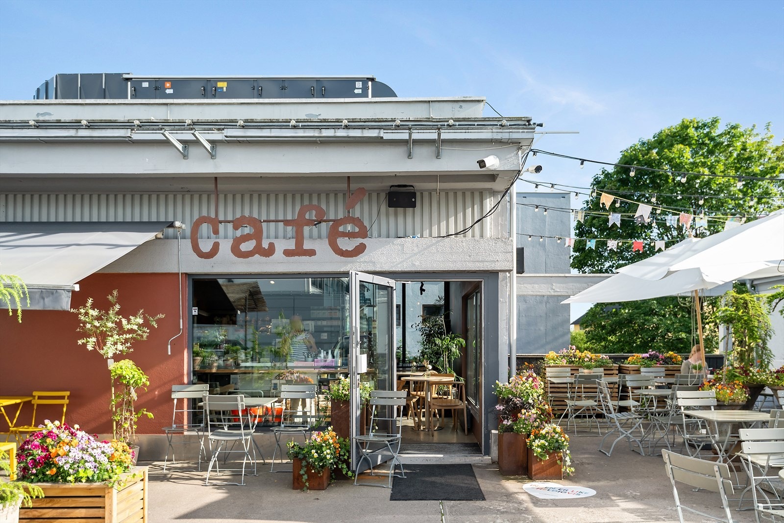 Café Grønn - lokal favoritt rett ved boligen. Et sjarmerende og populært samlingspunkt med uteservering, hjemmelagde bakevarer og hyggelig atmosfære. Perfekt for en kopp kaffe i solen Galleribilde