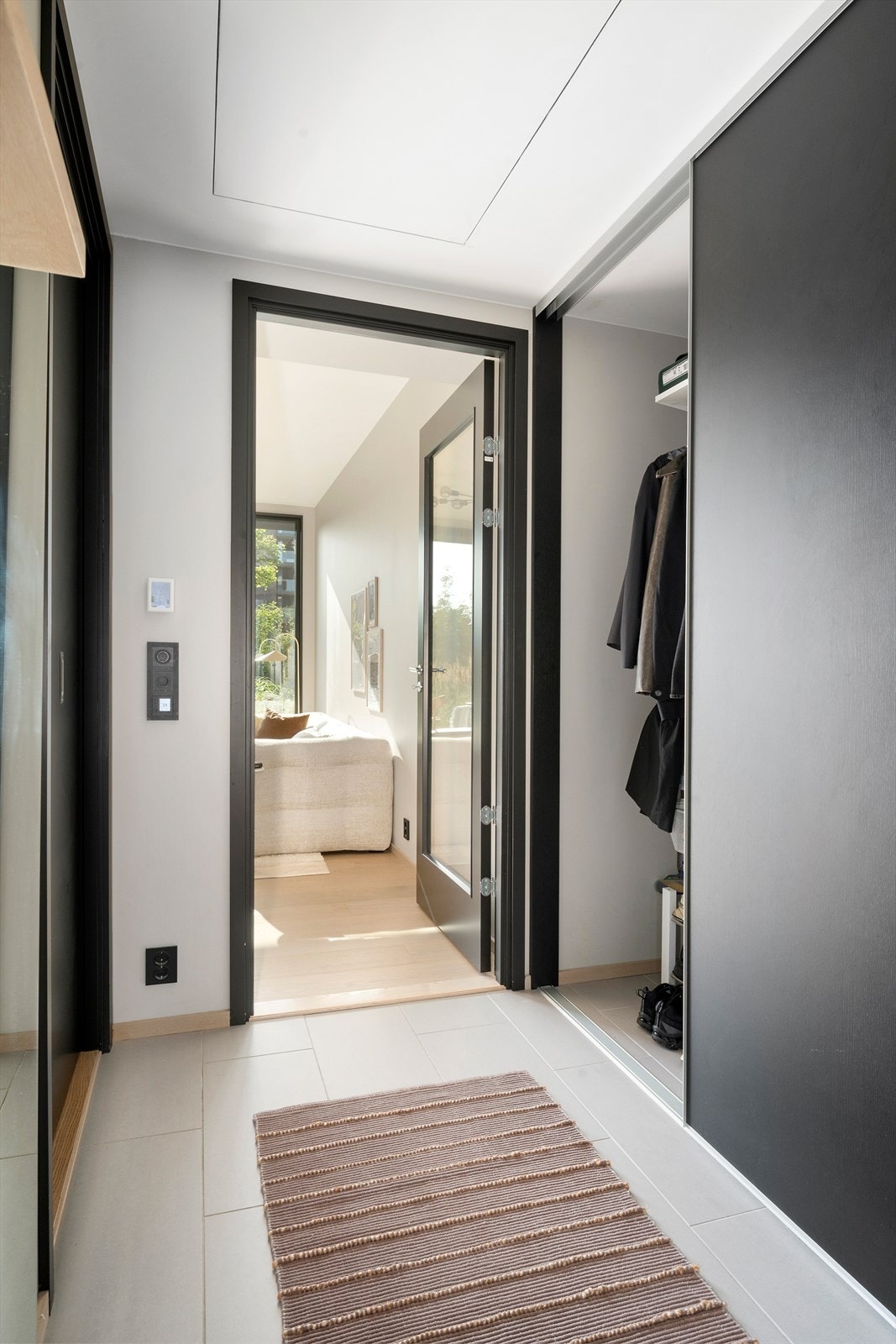 Entré med stor skyedørsgarderobe fra HTH. Døren inn mot stue har glassfelt slik at rommet allikevel oppleves lyst og innbydende Galleribilde