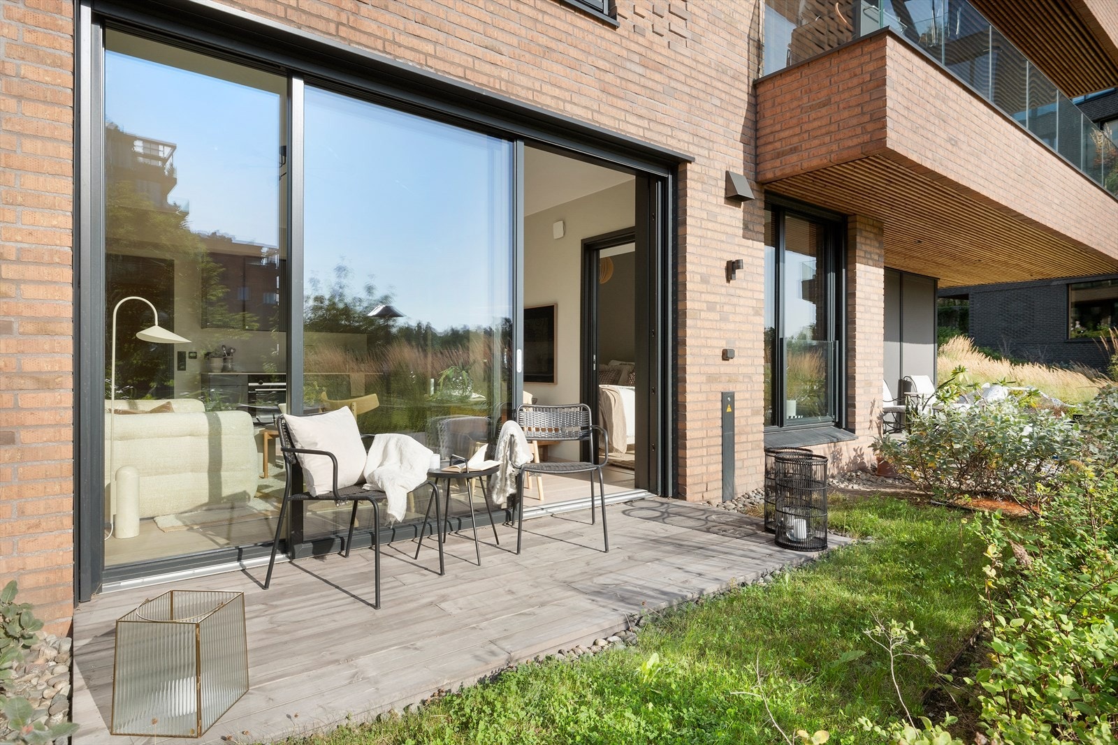 Terrassen har royalimpregnerte terrassebord, og er utstyrt med utelys og stikkontakt. Tilgang til felles tilkobling for gass/propan til grill Galleribilde