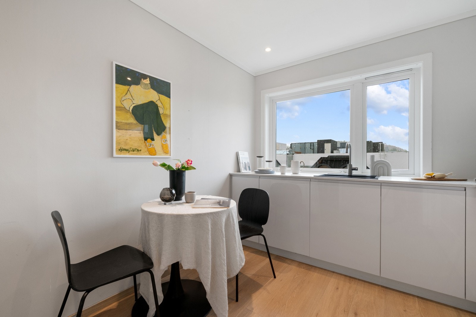 På kjøkkenet er det plass til en sittegruppe Galleribilde