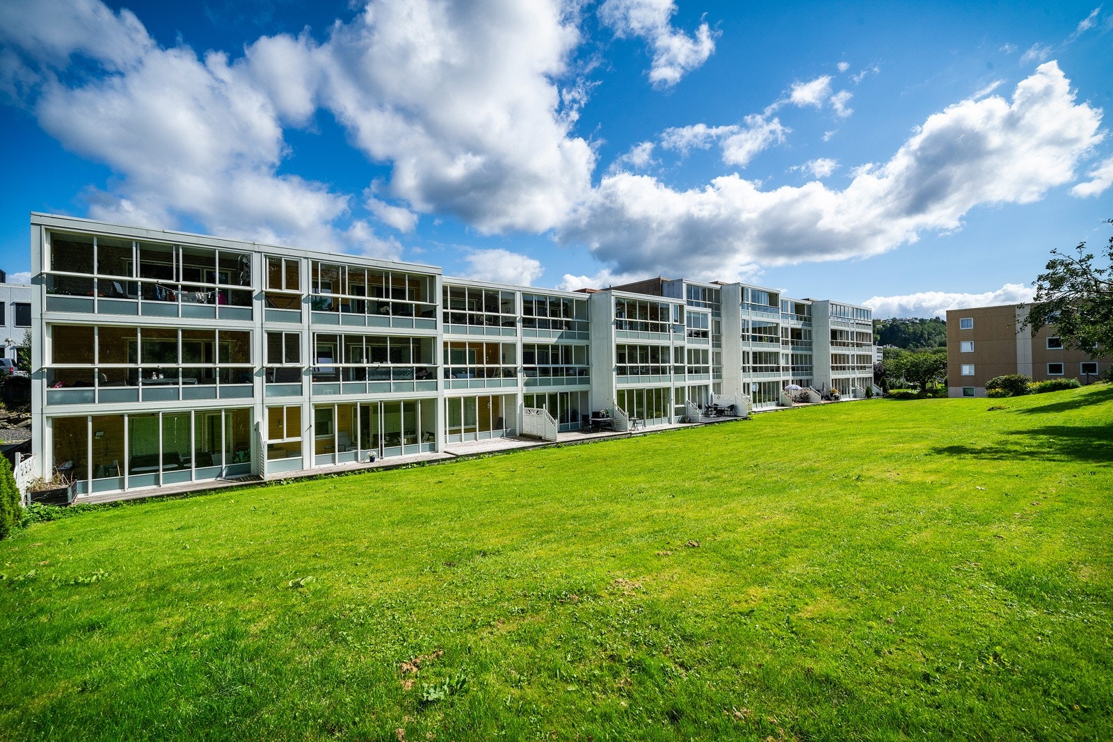 Her ligger alt til rette for en enkel hverdag med kort avstand til flotte turområder, skoler, barnehager, nye Åsane Arena, butikker og bussforbindelser. Velkommen til visning! Galleribilde