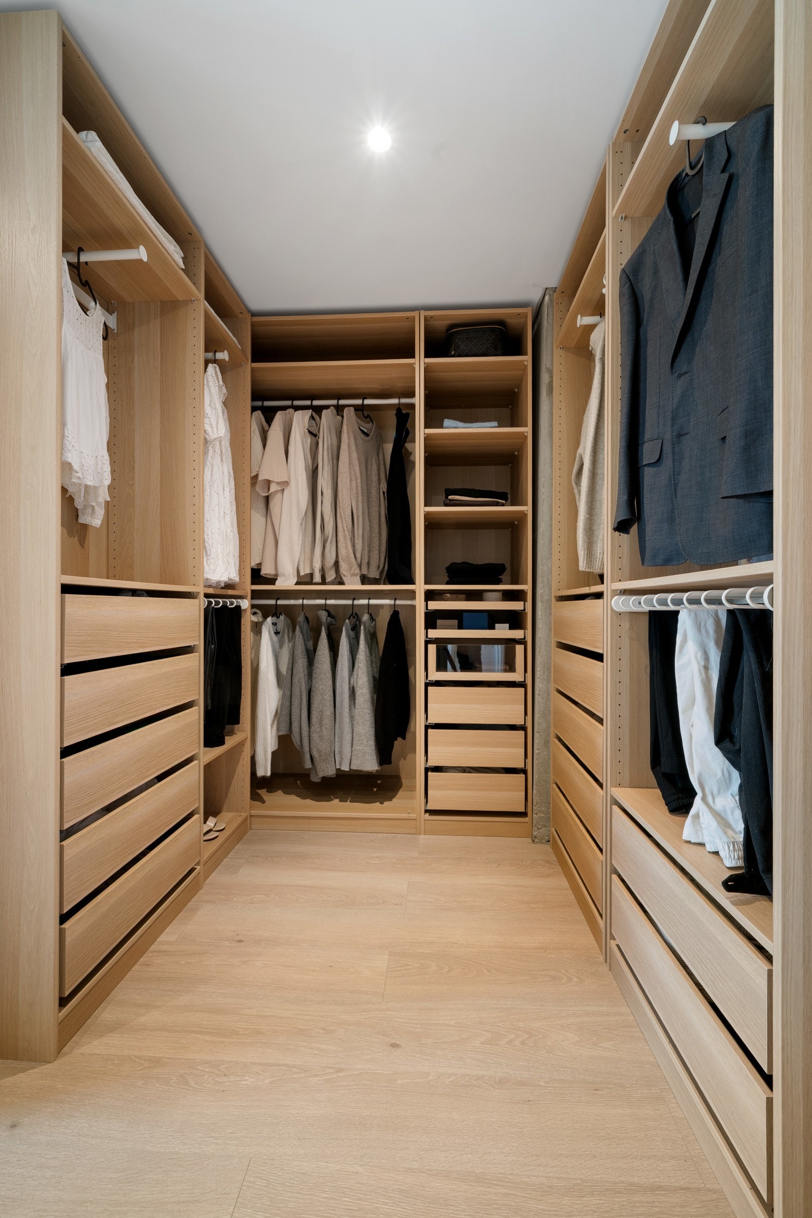 Garderoben er en drøm for mange.. Galleribilde