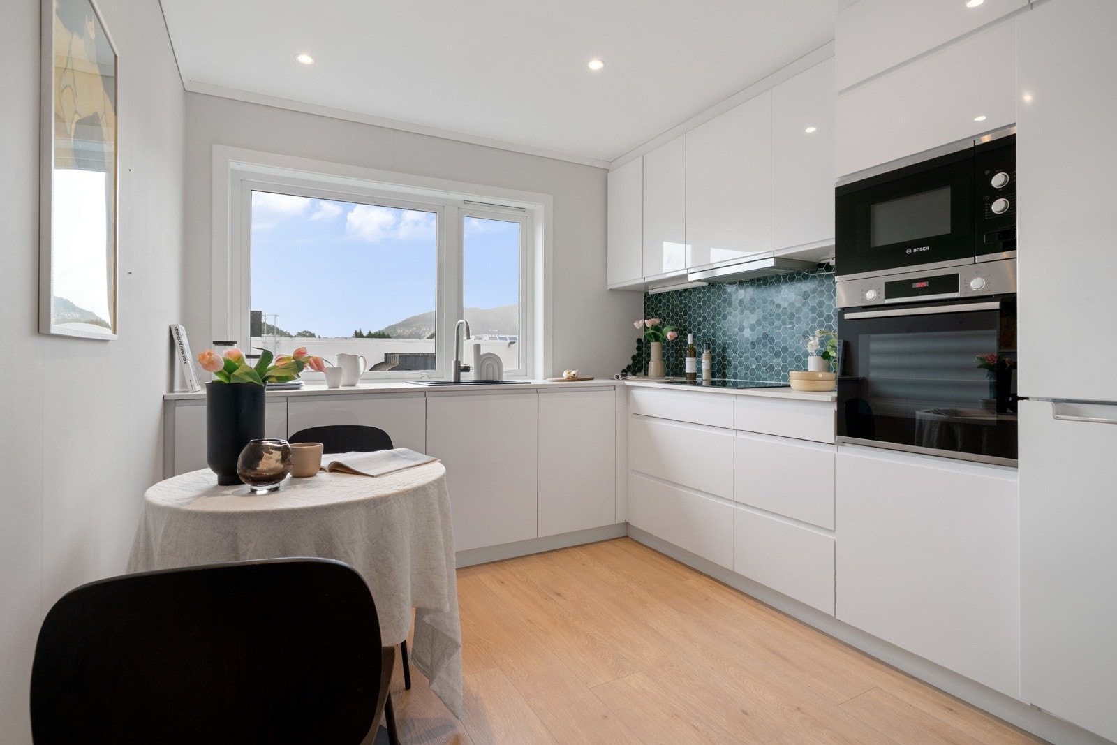 Moderne Kvik kjøkkeninnredning med hvite glatte fronter og laminat benkeplate med kjøkkenvask Galleribilde