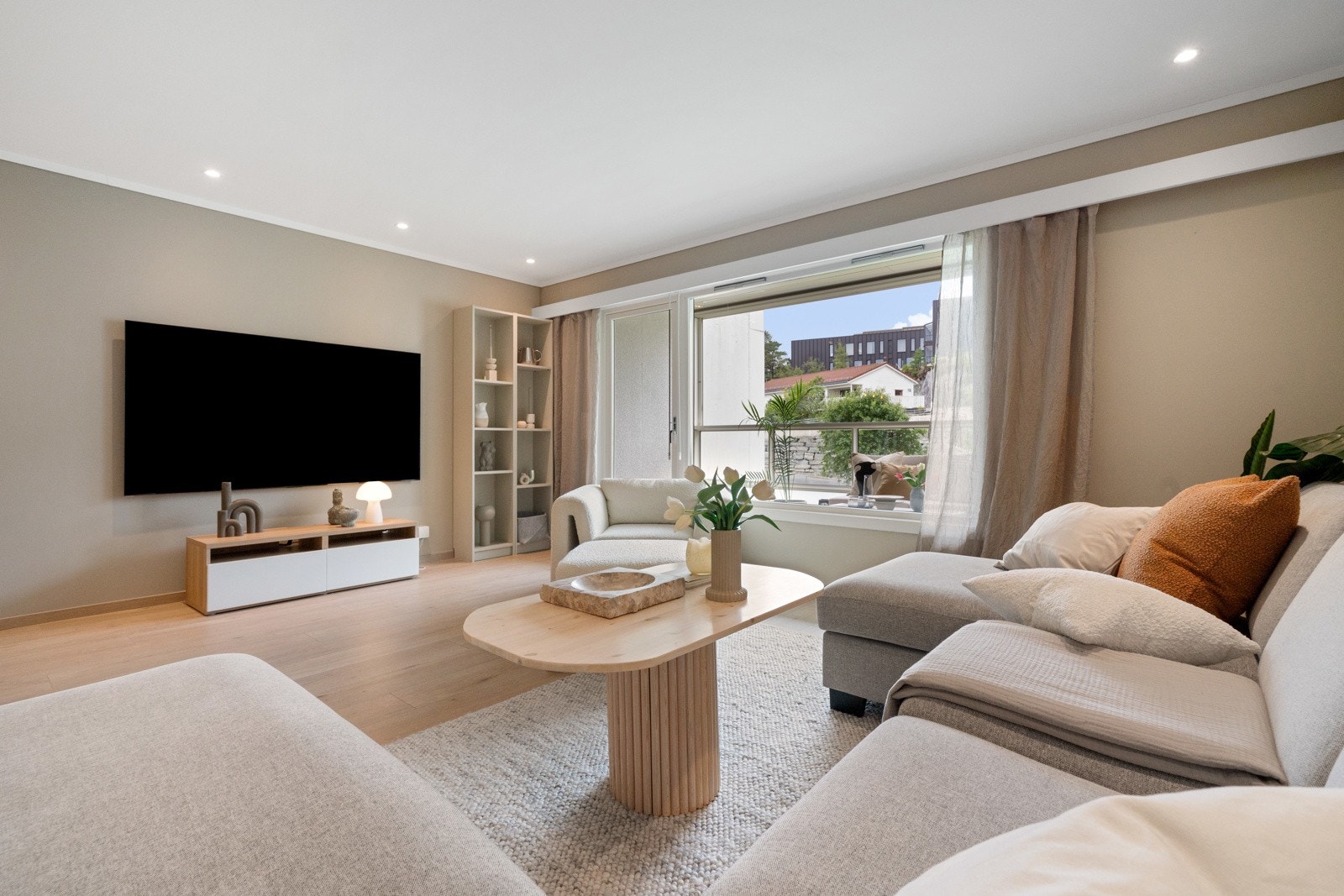 Den romslige stuen gir et sosialt allrom Galleribilde