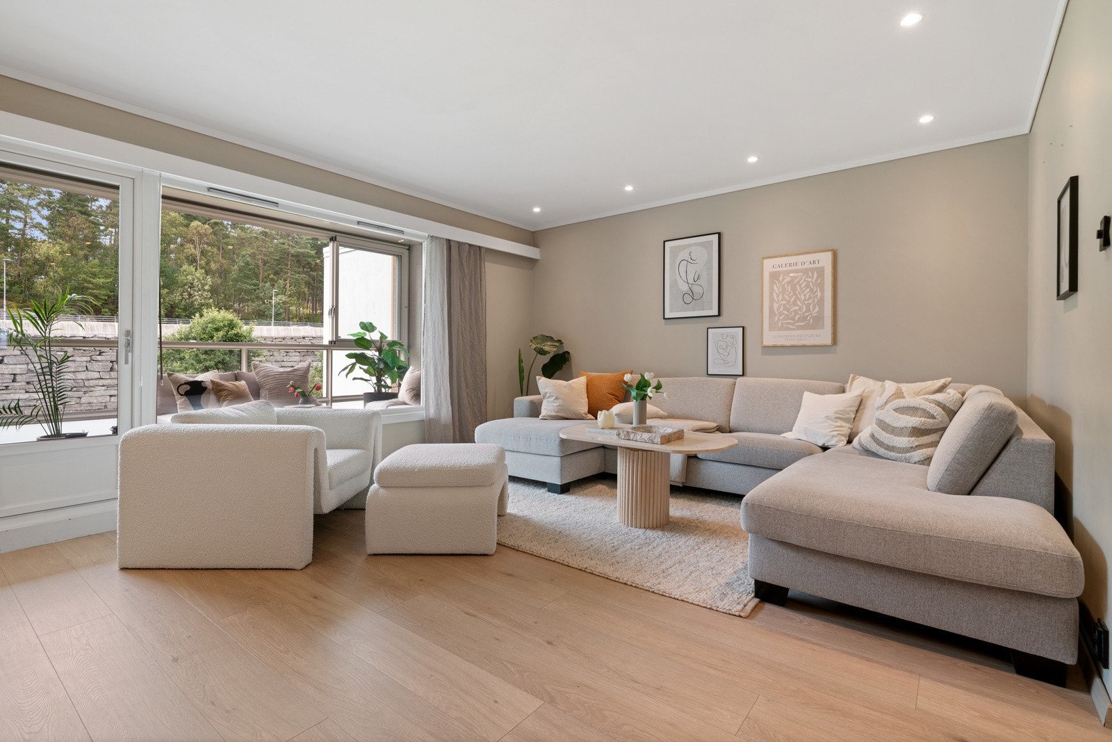 Rommets areal og utforming gjør det enkelt å møblere, blant annet med sofa- og spisegruppe Galleribilde