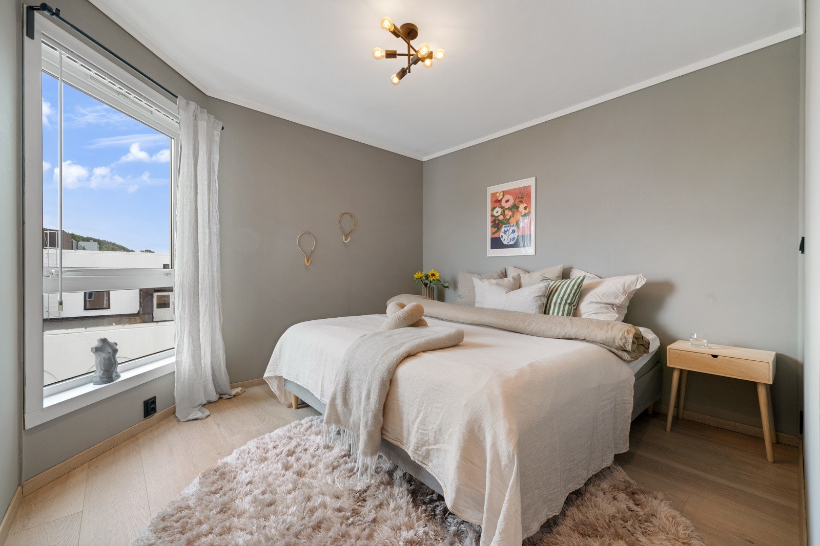 Rommet er av god størrelse med plass til dobbeltseng og øvrig soveromsinnredning Galleribilde