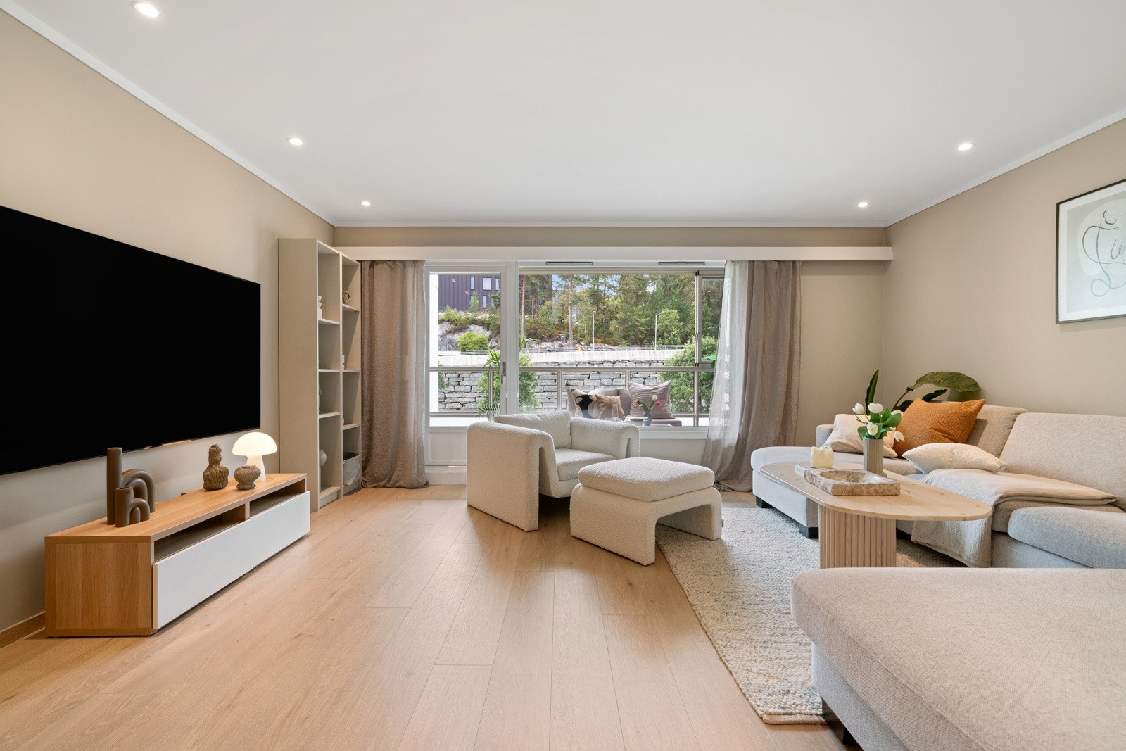 Fra stuen ser du mot hyggelig grøntareal Galleribilde