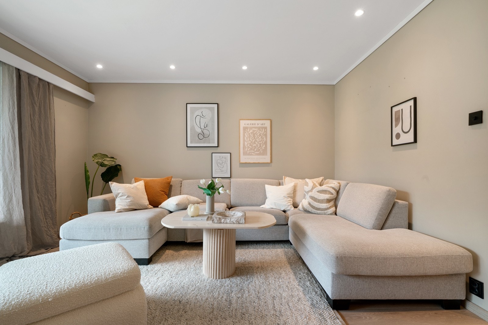 I boligen er det lagt gjennomgående lyse laminatgulv som skaper et godt helhetsinntrykk Galleribilde