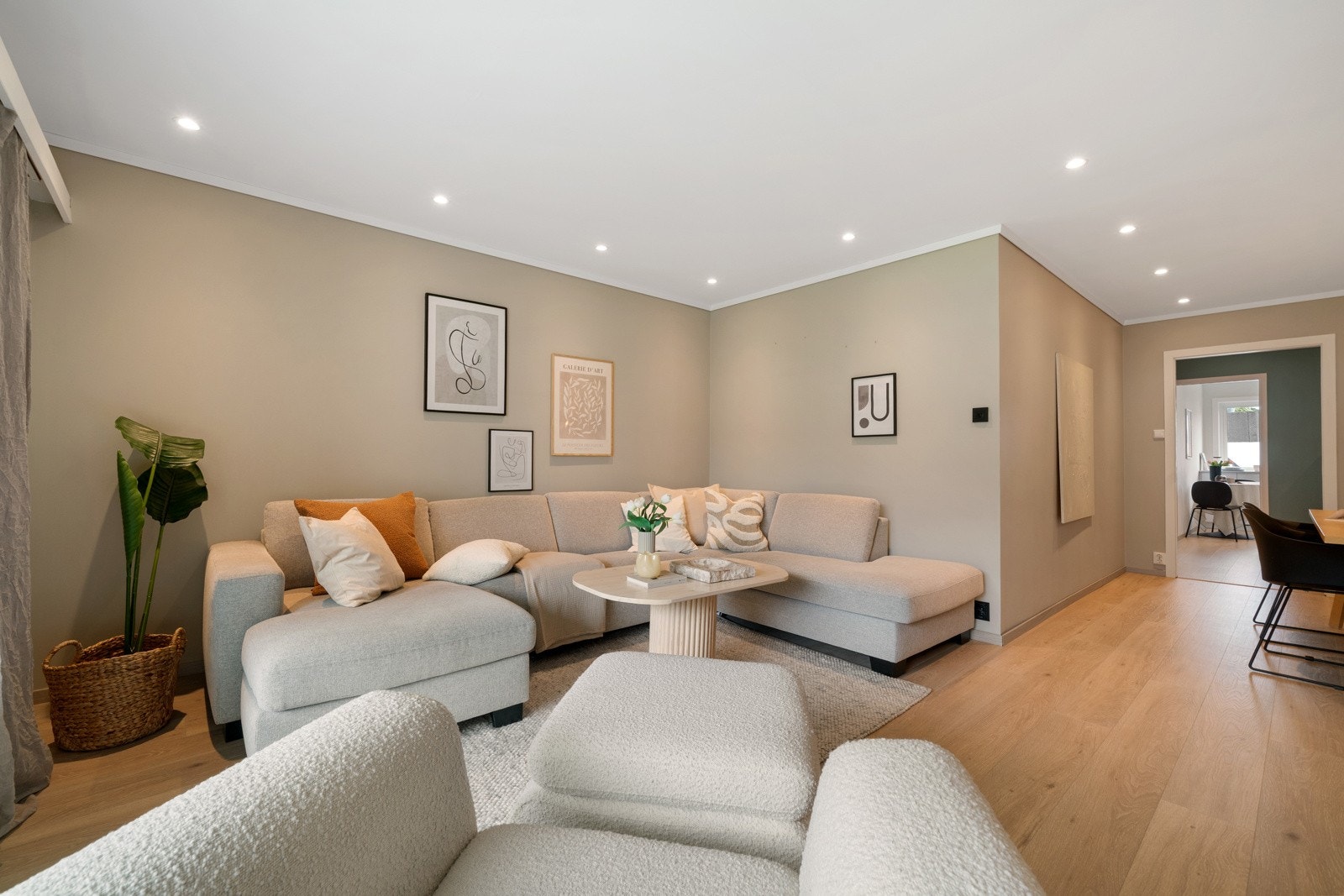 Store vindusflater og downlights i tak skaper godt med lys Galleribilde