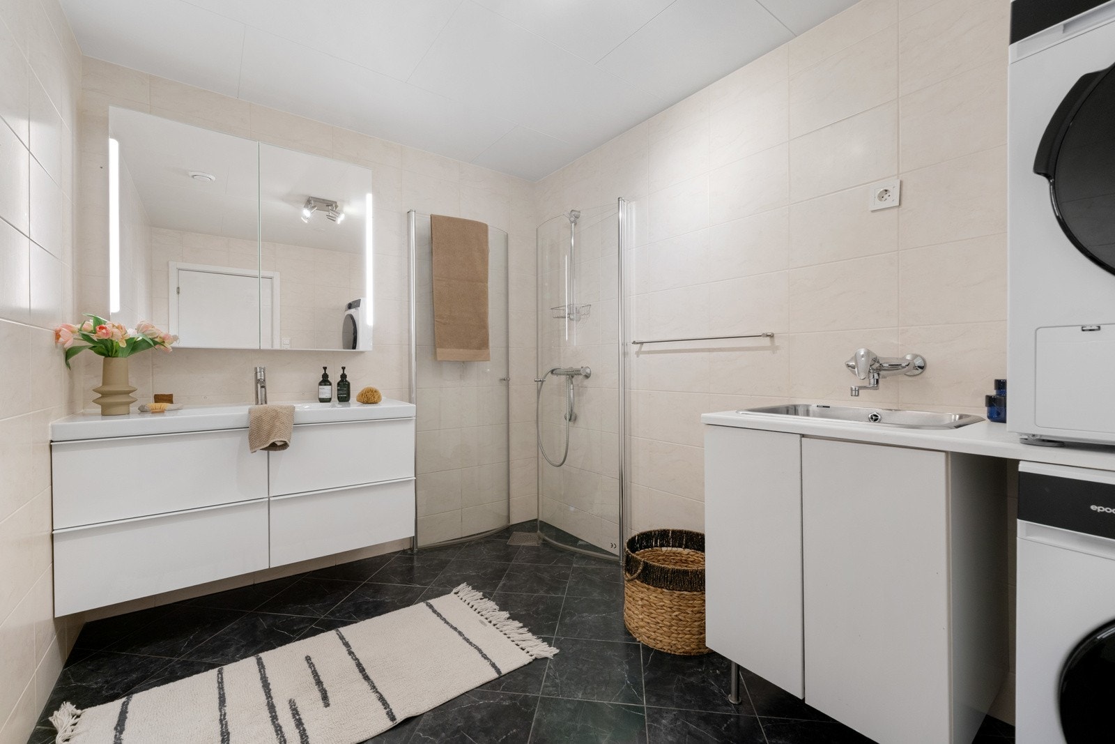 Pent helfliset bad på hele 7,1 kvm med varmekabler i gulv Galleribilde