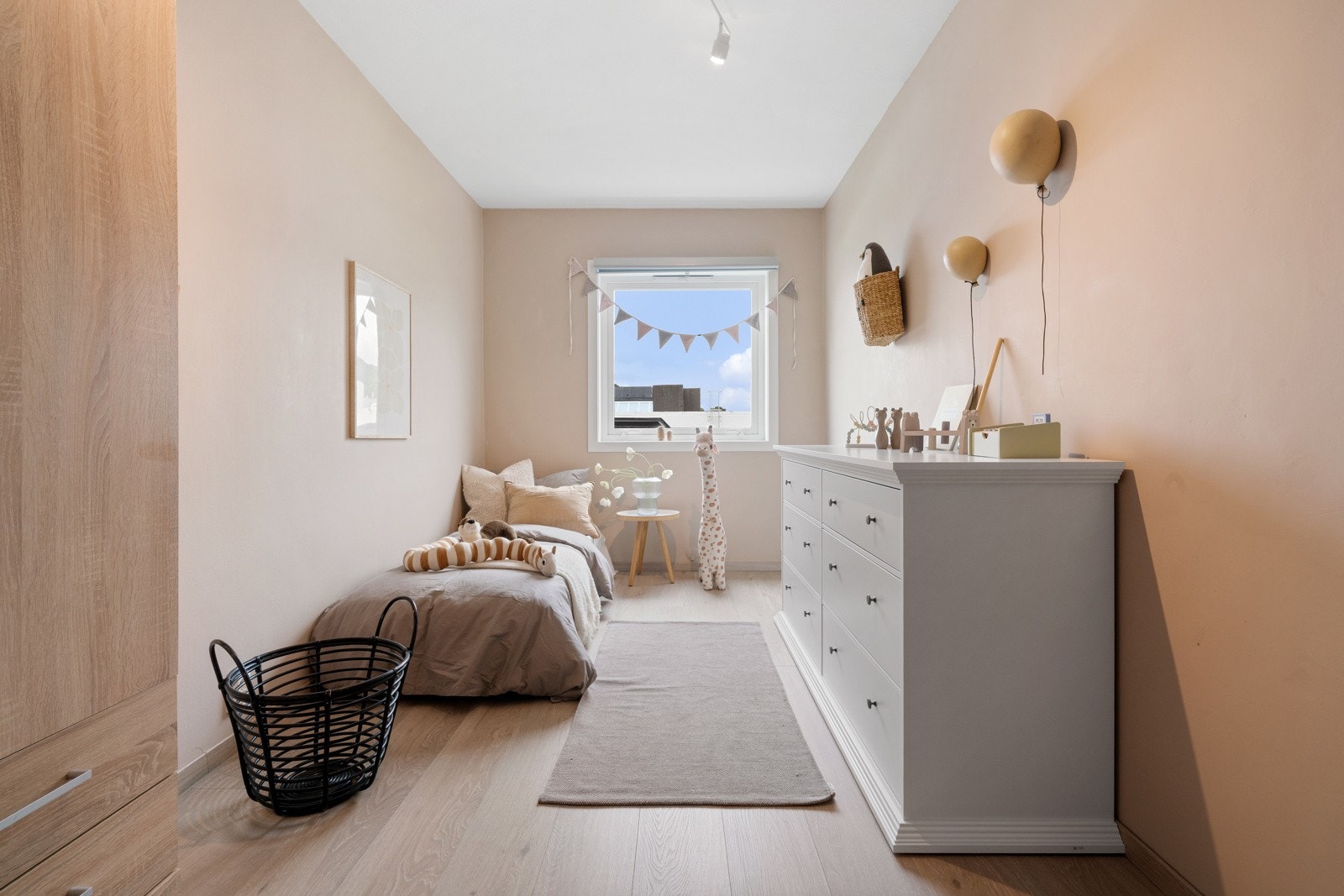 Boligens andre rom er også av god størrelse og har plass til både seng og oppbevaring Galleribilde